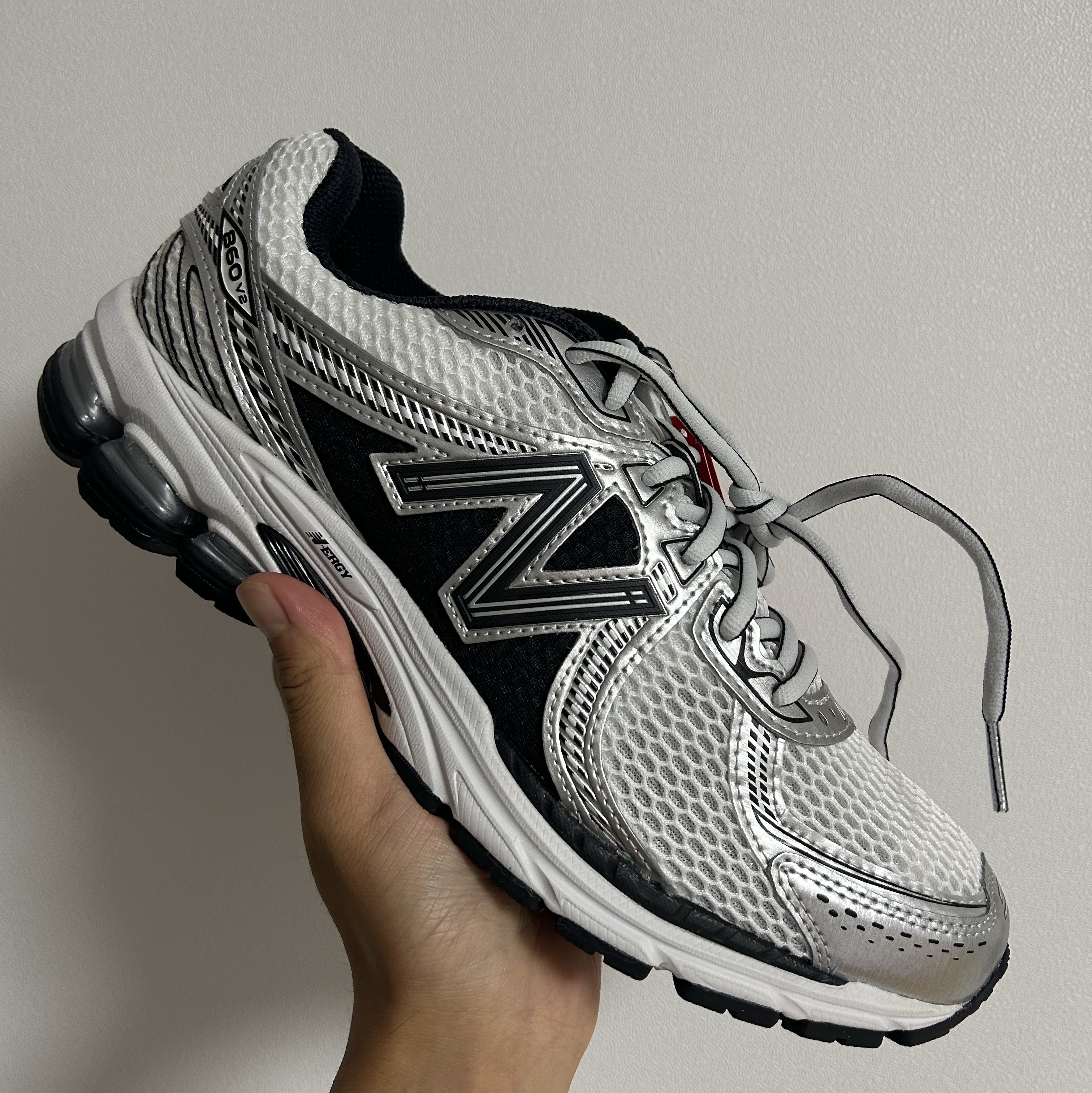 New Balance 860v2 White Black 착용 스타일