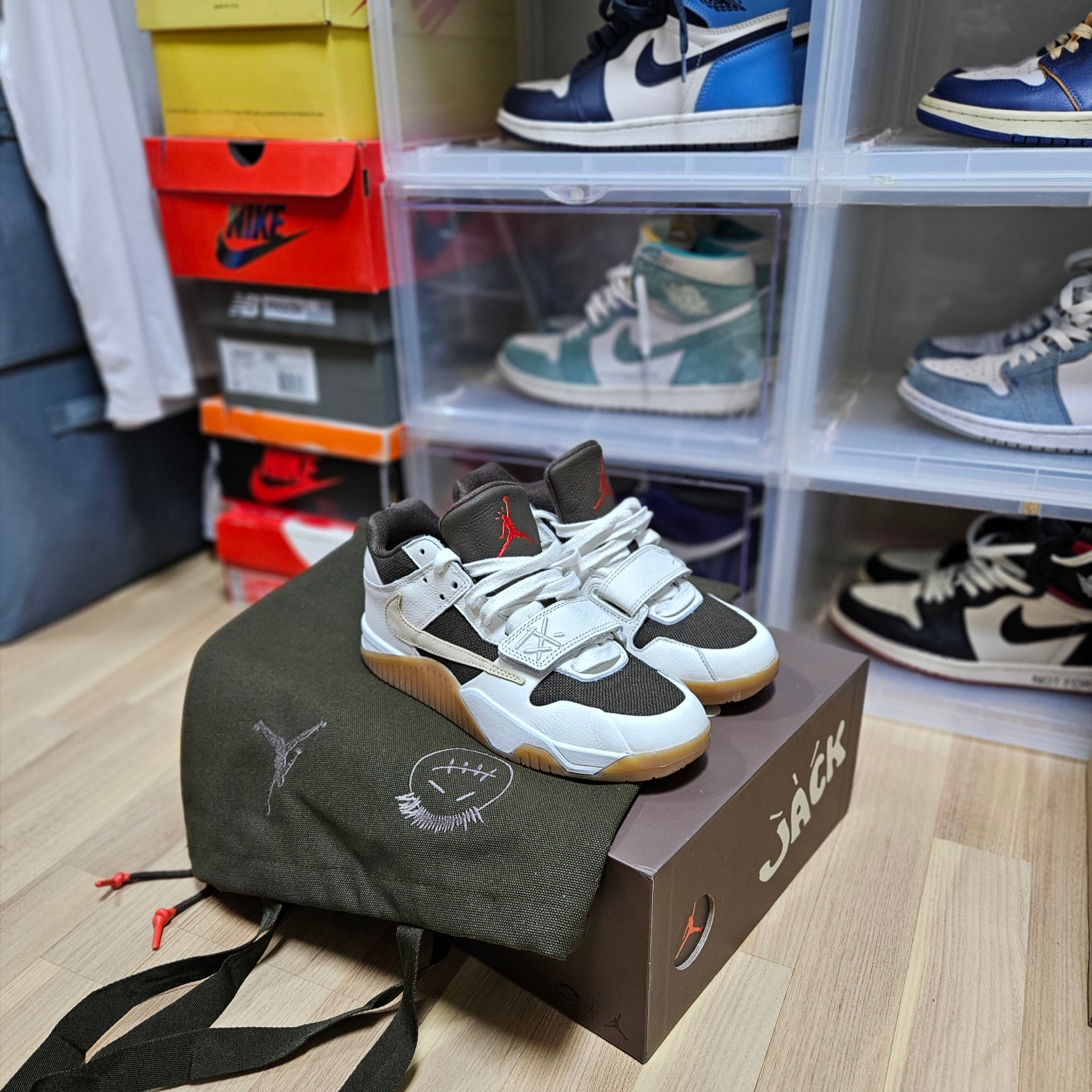 Jordan x Travis Scott Jumpman Jack TR Sail and Dark Mocha 착용 스타일