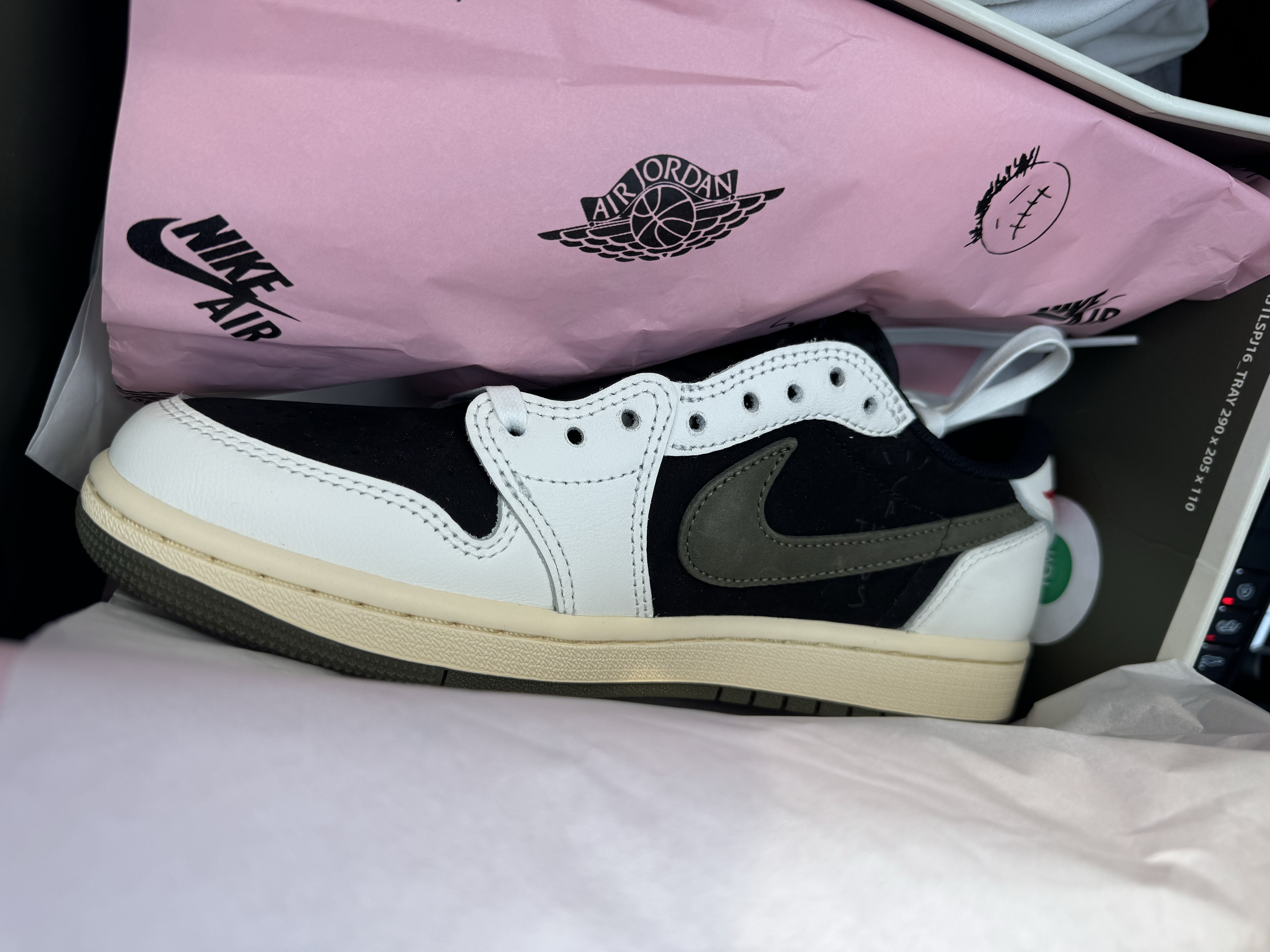 Nike Air Force 1 Low Retro Color of The Month Speed Yellow, (W) Jordan 1 x Travis Scott Retro Low OG SP Medium Olive 착용 스타일 - 2
