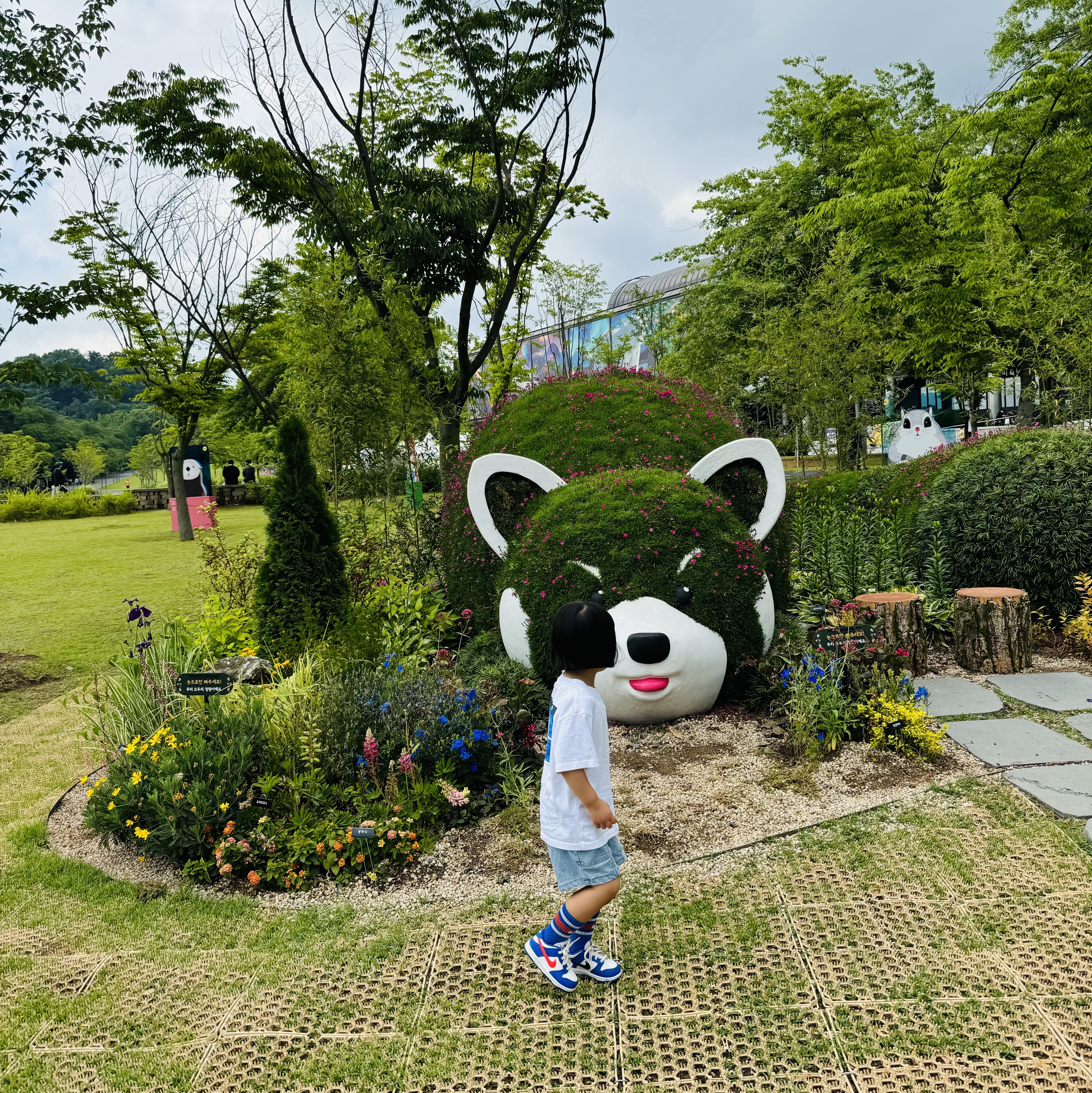 (Kids) Uniqlo UT x Kaws Short Sleeve Graphic T-Shirt White, (TD) Nike Dunk Low Bright Crimson Game Royal 착용 스타일 - 5