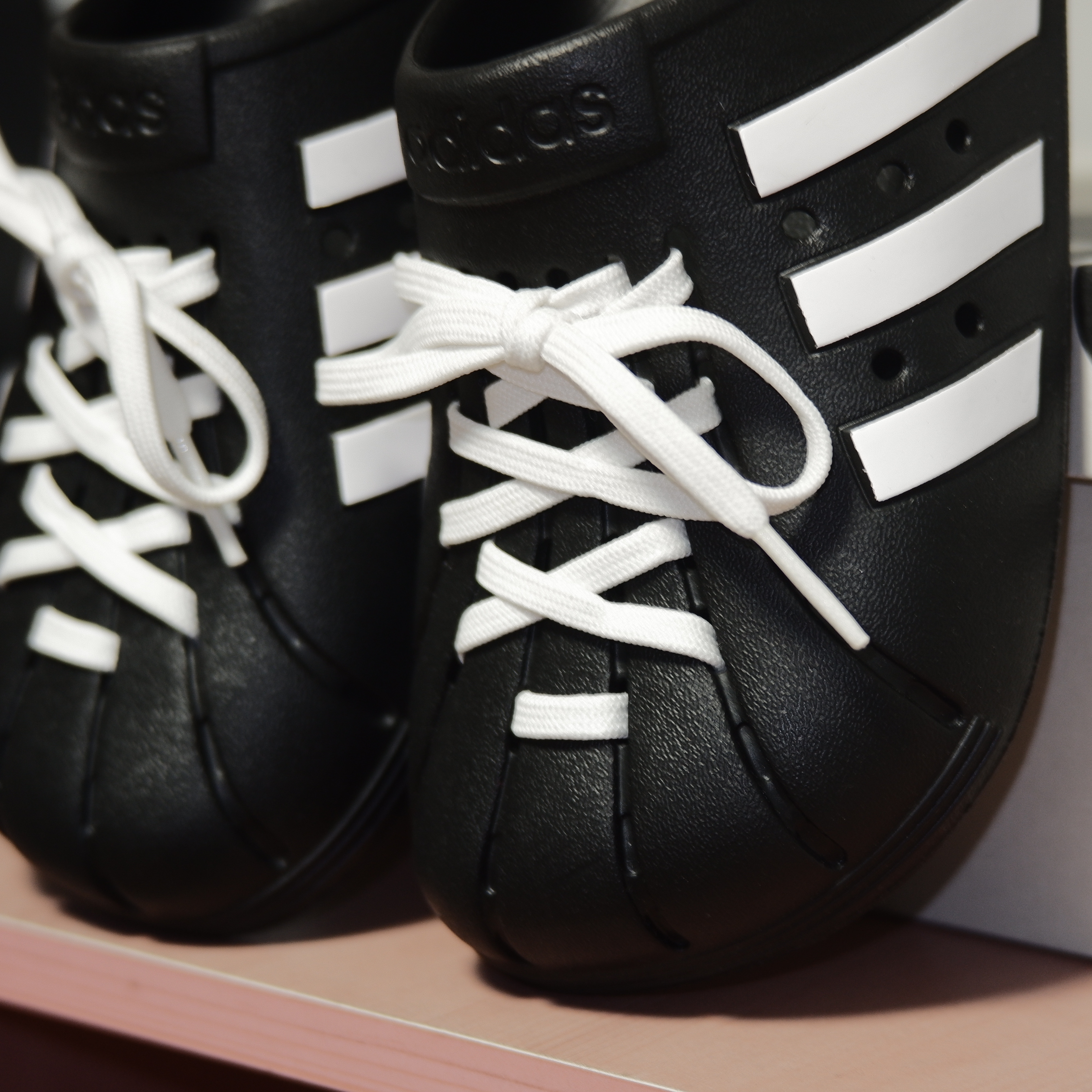 Adidas Adilette Clog Black White 착용 스타일 - 2