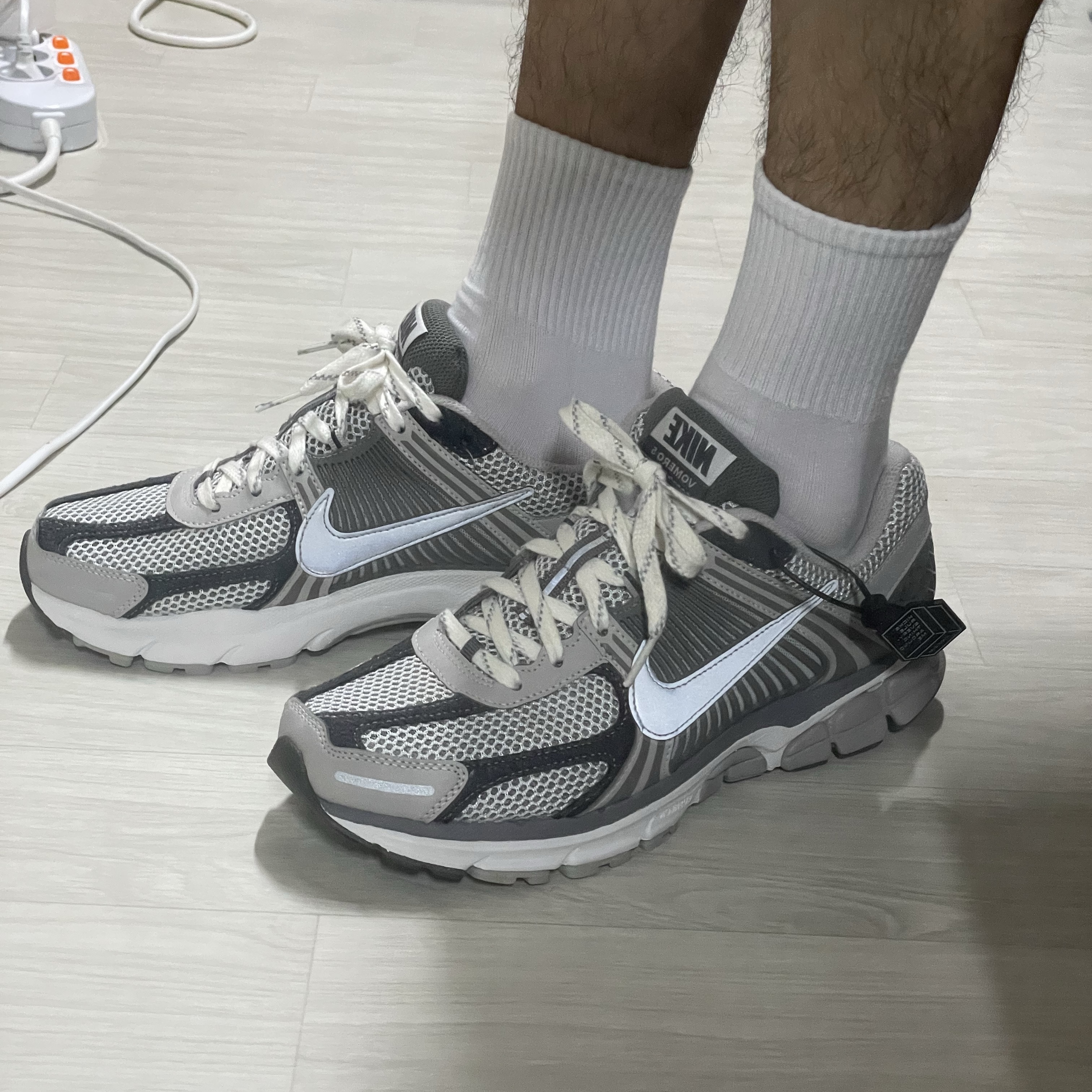 Nike Zoom Vomero 5 PRM Light Iron Ore and Flat Fewter 착용 스타일
