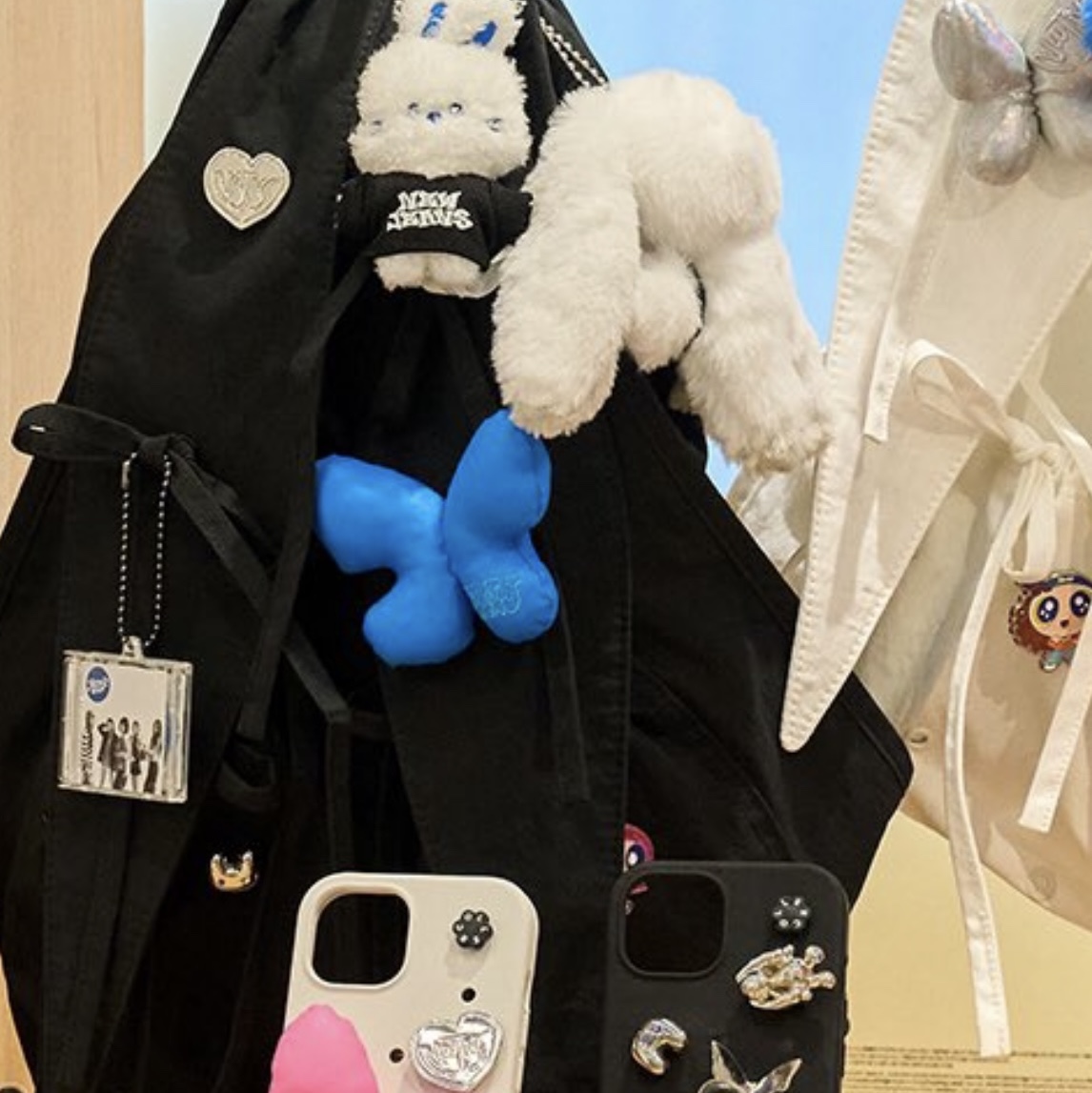 NewJeans x Coller Rabbit String Bag Shade Black 착용 스타일