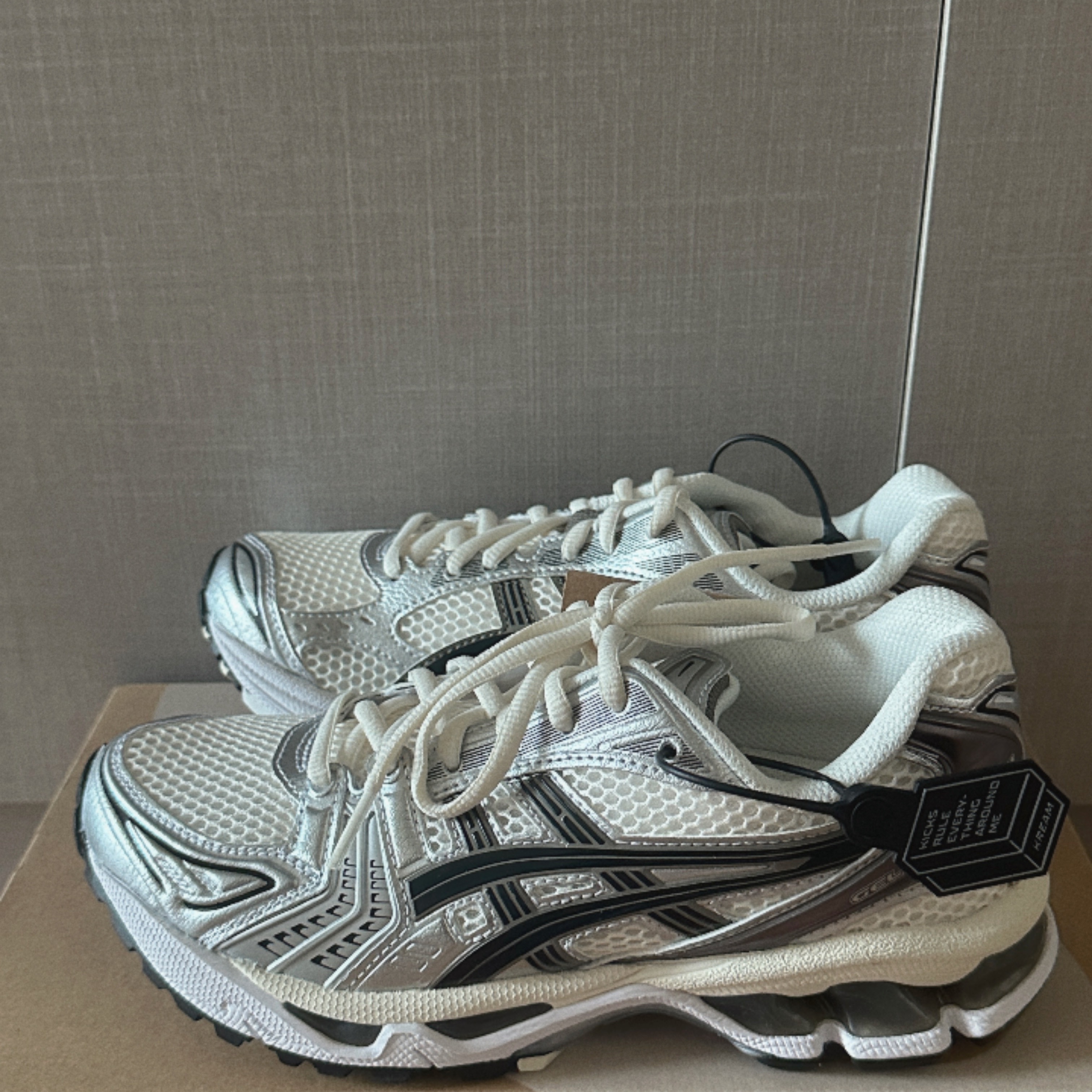 Asics Gel-Kayano 14 Cream Black 착용 스타일 - 2