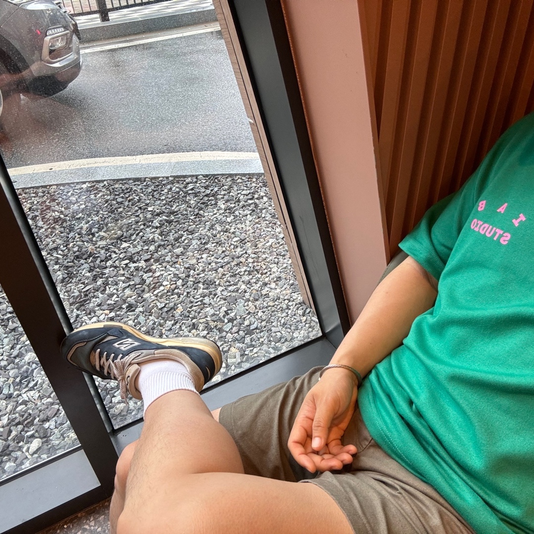 IAB Studio T-Shirt Green Pink, New Balance 1600 Premium Vintage Navy 착용 스타일 - 1