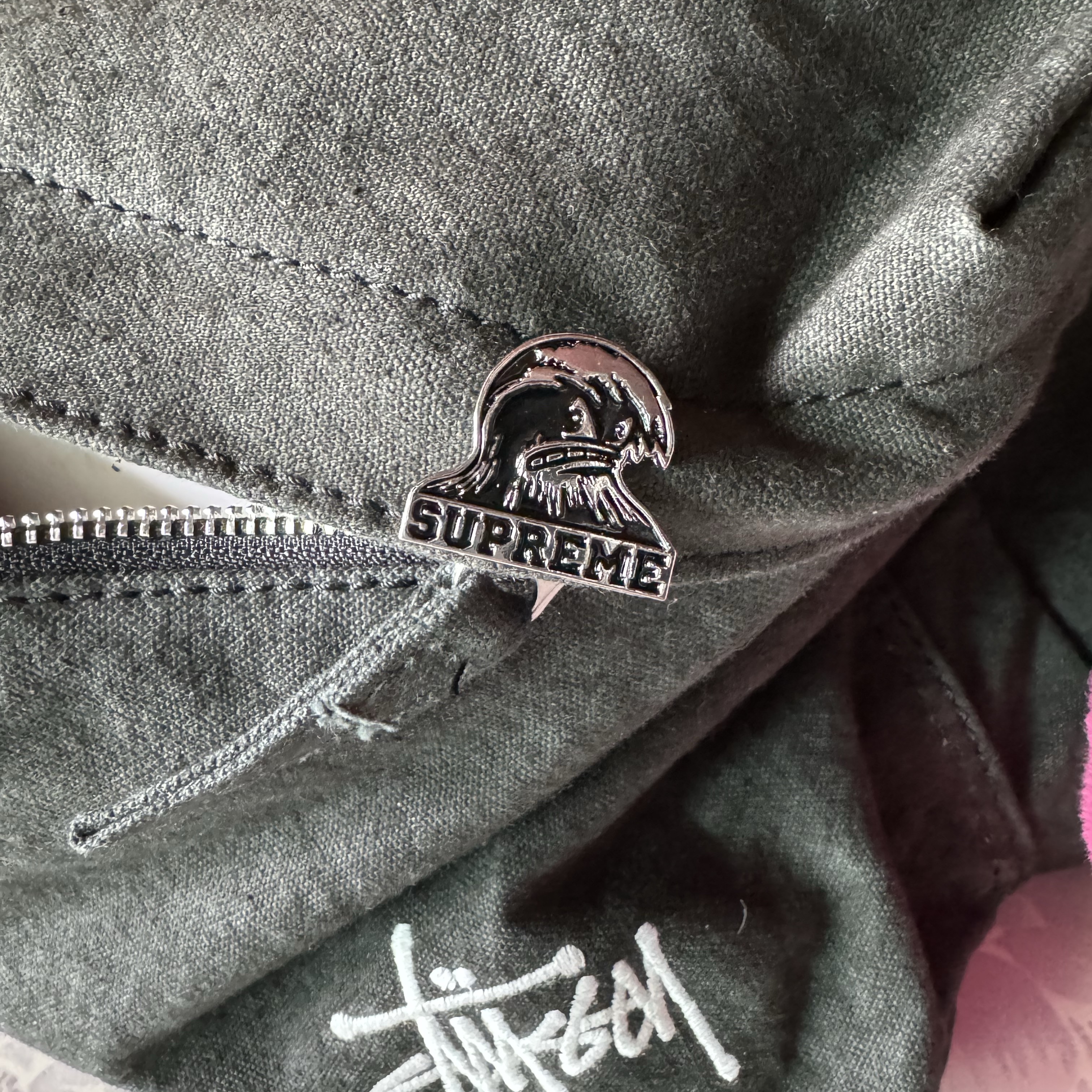 Supreme Wave Pin Black - 24SS 착용 스타일