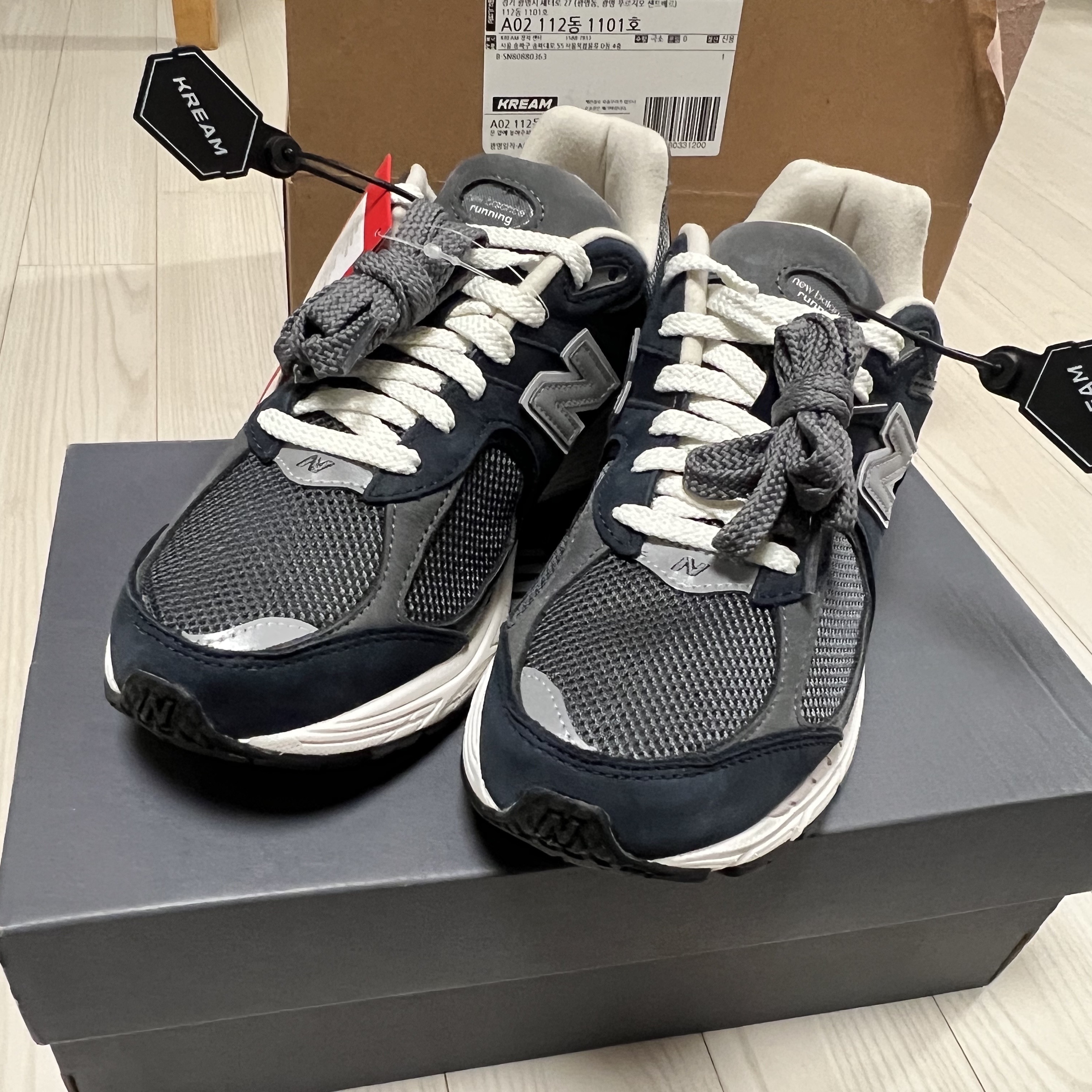 New Balance 2002R Premium Vintage Navy Grey 착용 스타일 - 2