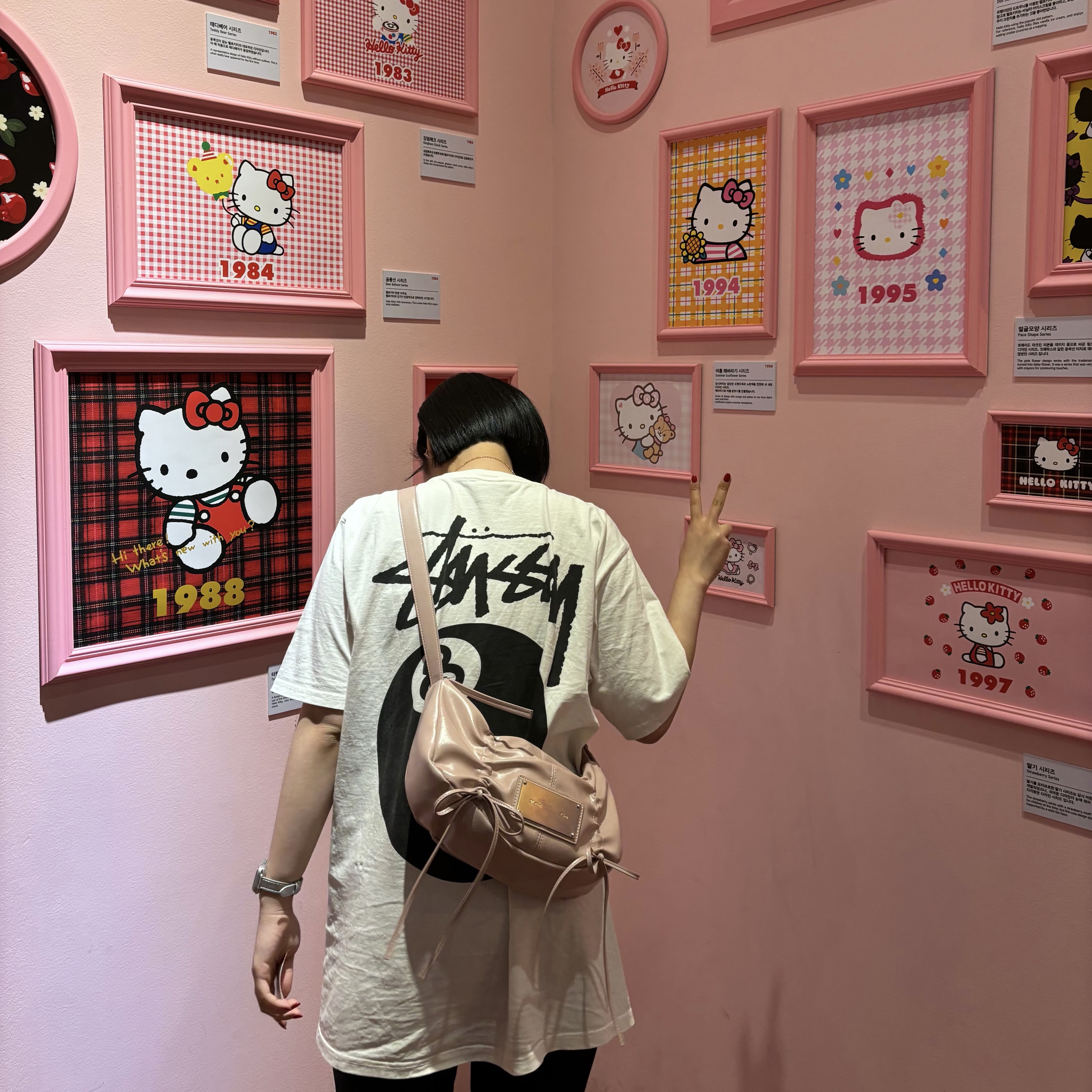 Stussy 8 Ball Pigment Dyed T-Shirt Natural, Matin Kim Half Shirring Ribbon Round Bag Pink 착용 스타일 - 2