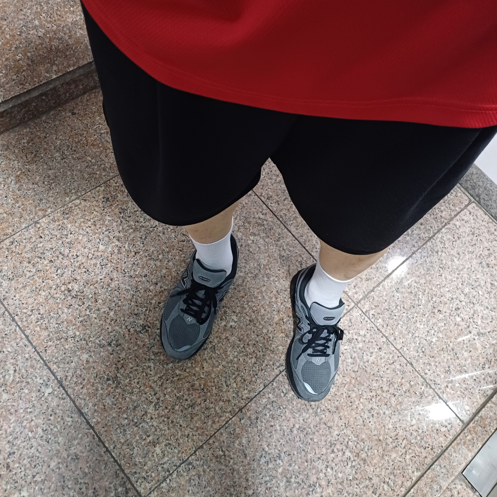 New Balance 2002R Dark Grey 착용 스타일