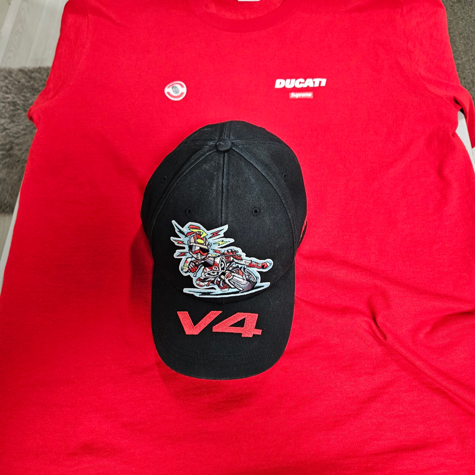 Supreme x Ducati Logos T-Shirt Red - 24SS, Supreme x Ducati 6-Panel Black - 24SS 착용 스타일 - 1