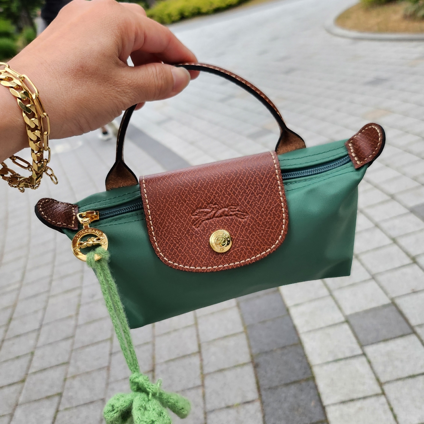 Longchamp Le Pliage Original Handle Pouch Sage 착용 스타일 - 3
