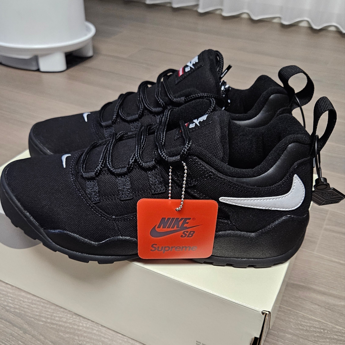 Nike x Supreme SB Darwin Low Black 착용 스타일 - 1