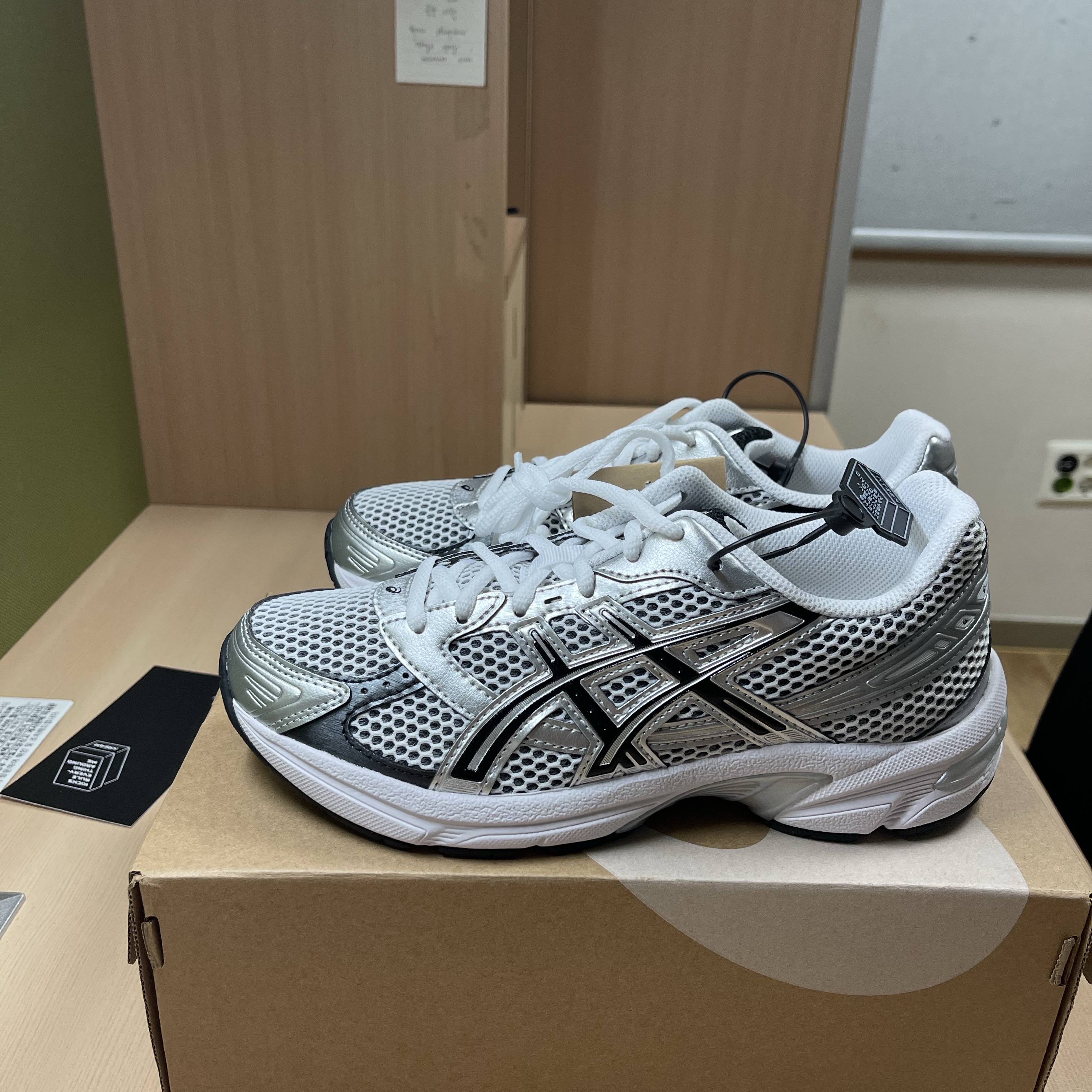 Asics Gel-1130 White Black 착용 스타일 - 1