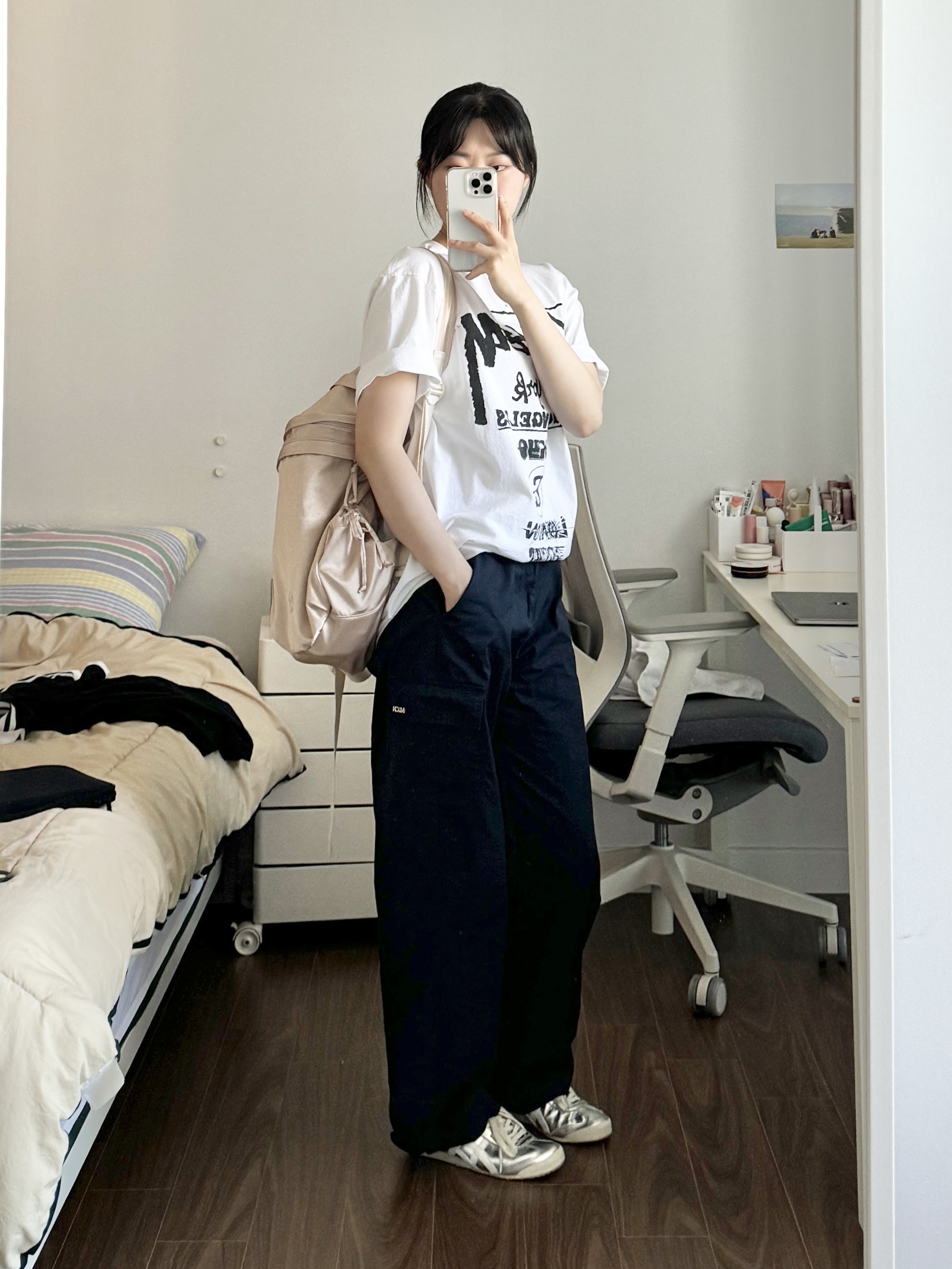 Stussy Tour T-Shirt White, Onitsuka Tiger Mexico 66 White Silver 착용 스타일