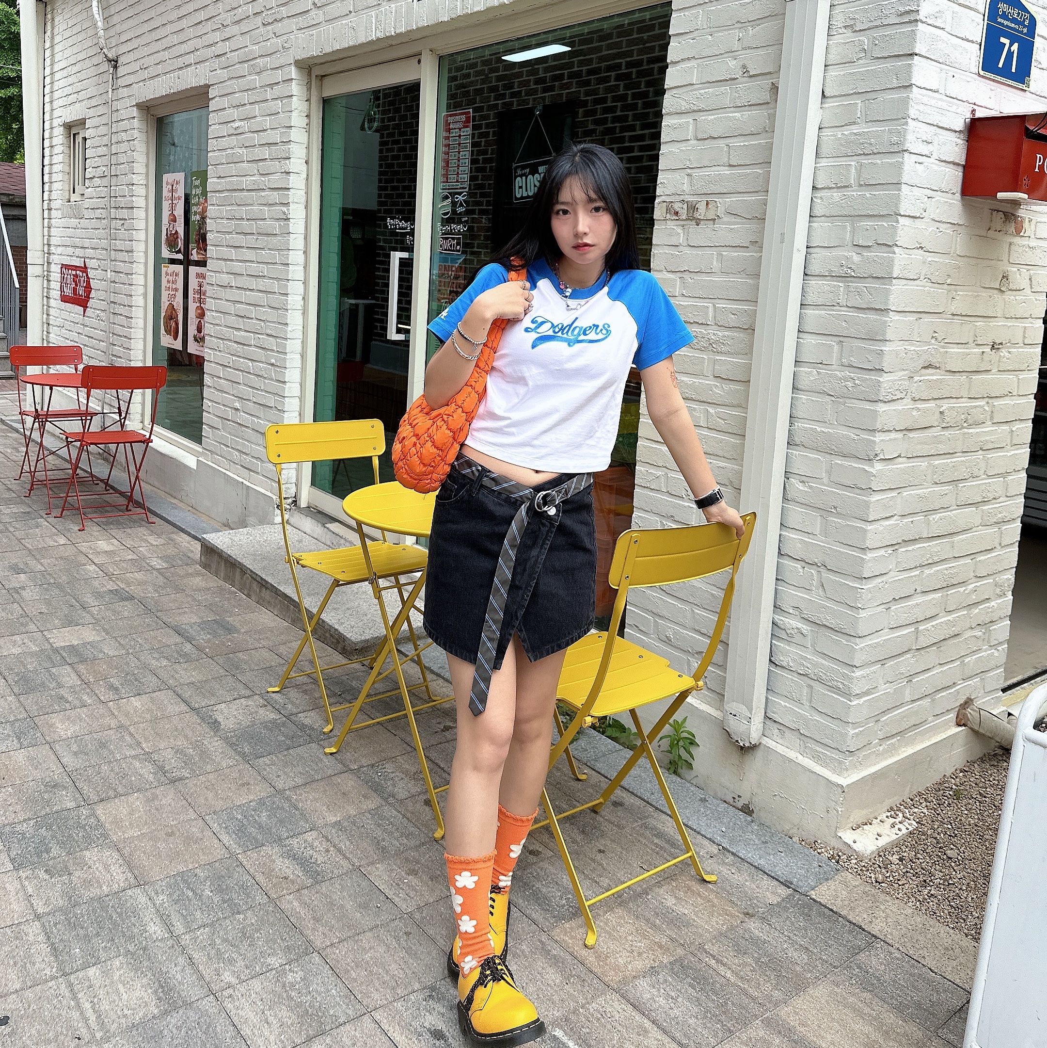 COS Quilted Mini Bag Bright Orange 착용 스타일 - 3
