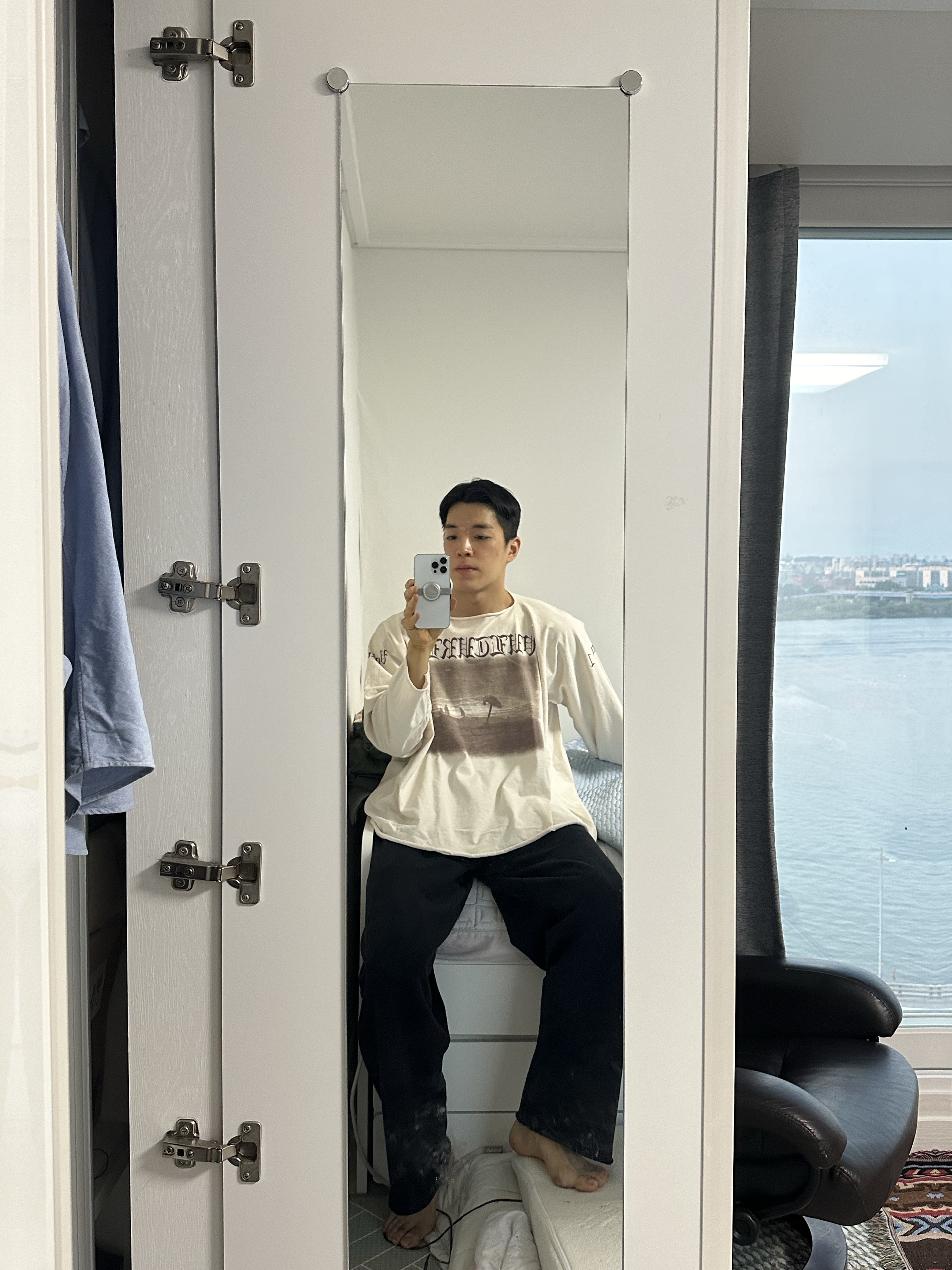 Yeezy Vultures Long T-Shirt White 착용 스타일