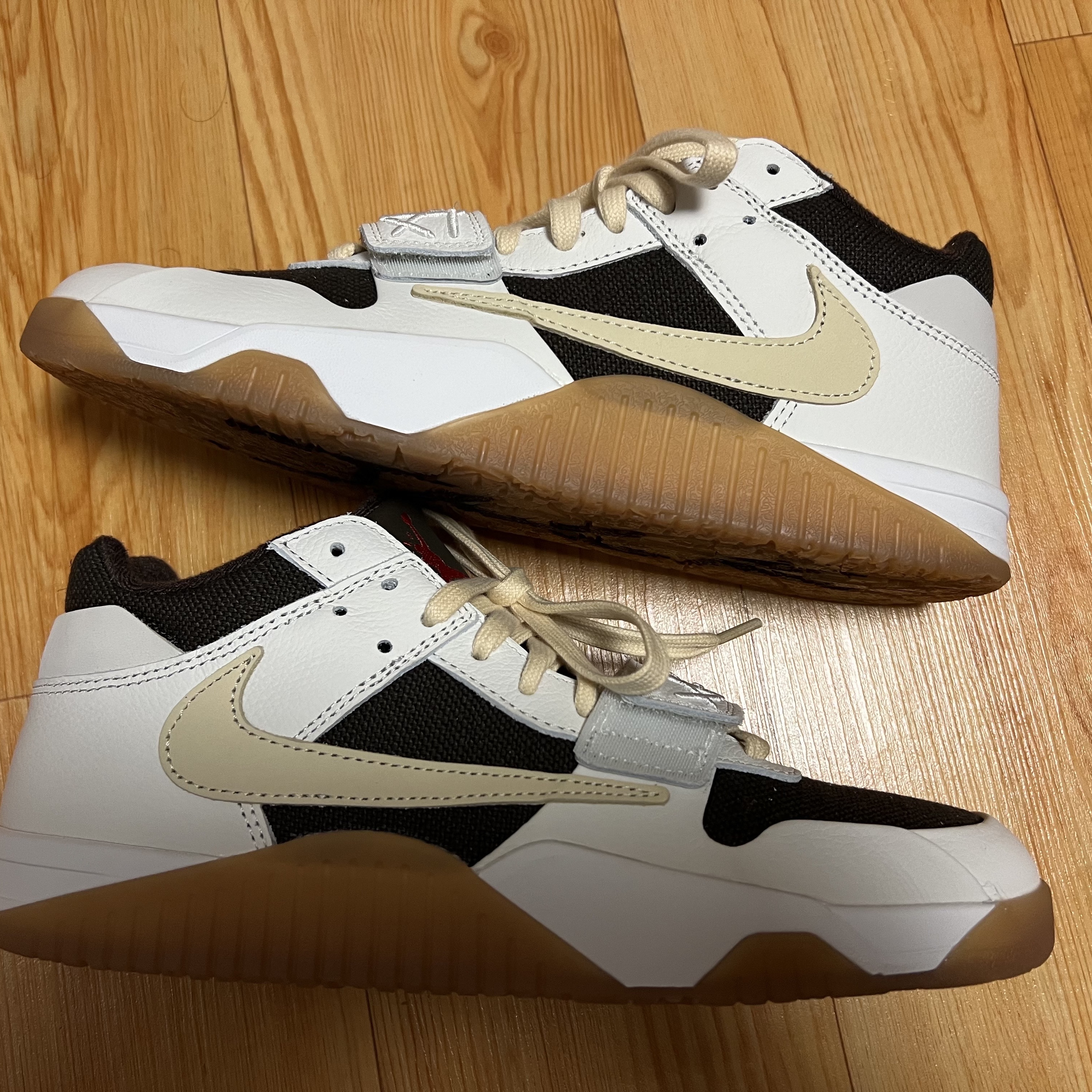 Jordan x Travis Scott Jumpman Jack TR Sail and Dark Mocha 착용 스타일 - 3