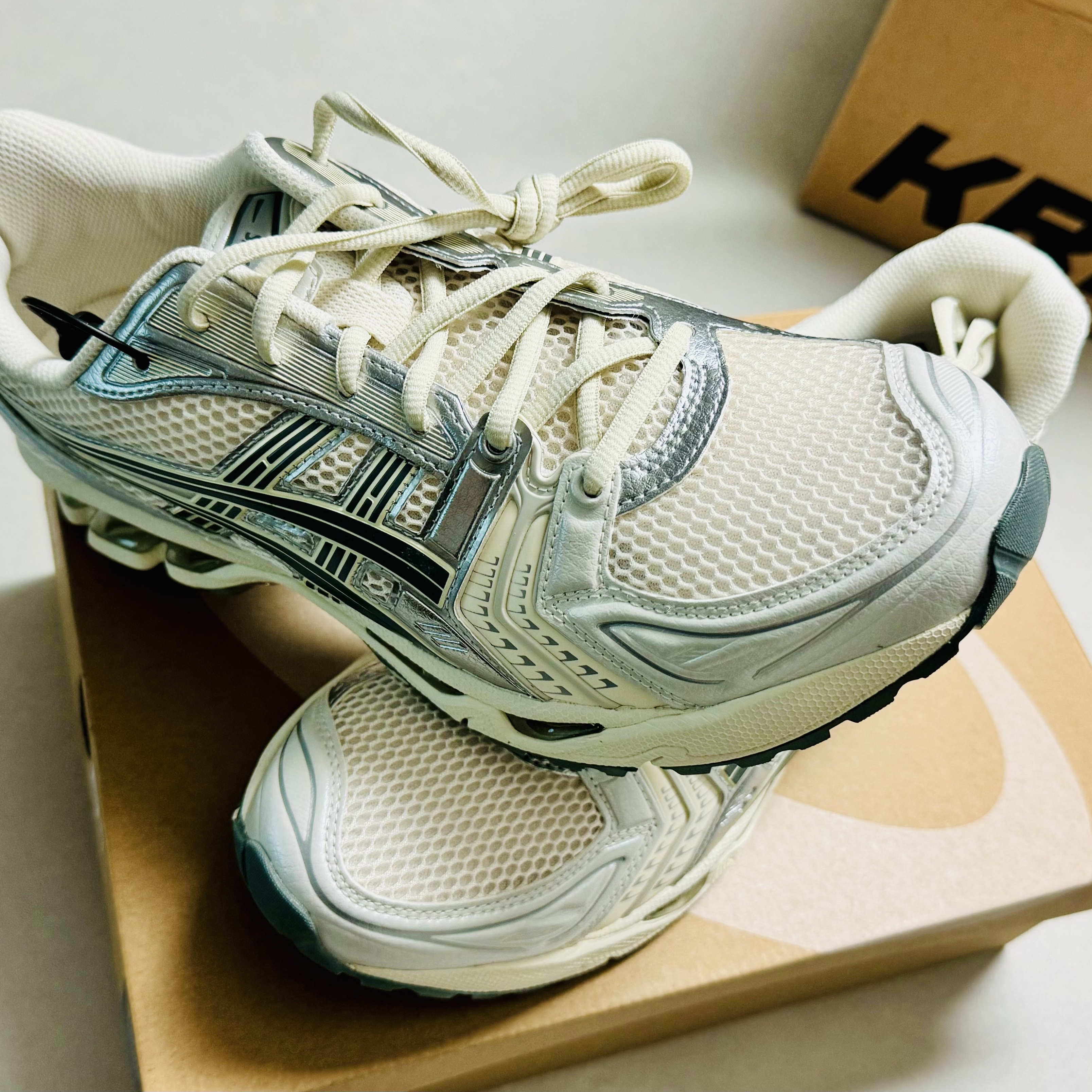 Asics Gel-Kayano 14 Birch Dark Pewter 착용 스타일 - 1
