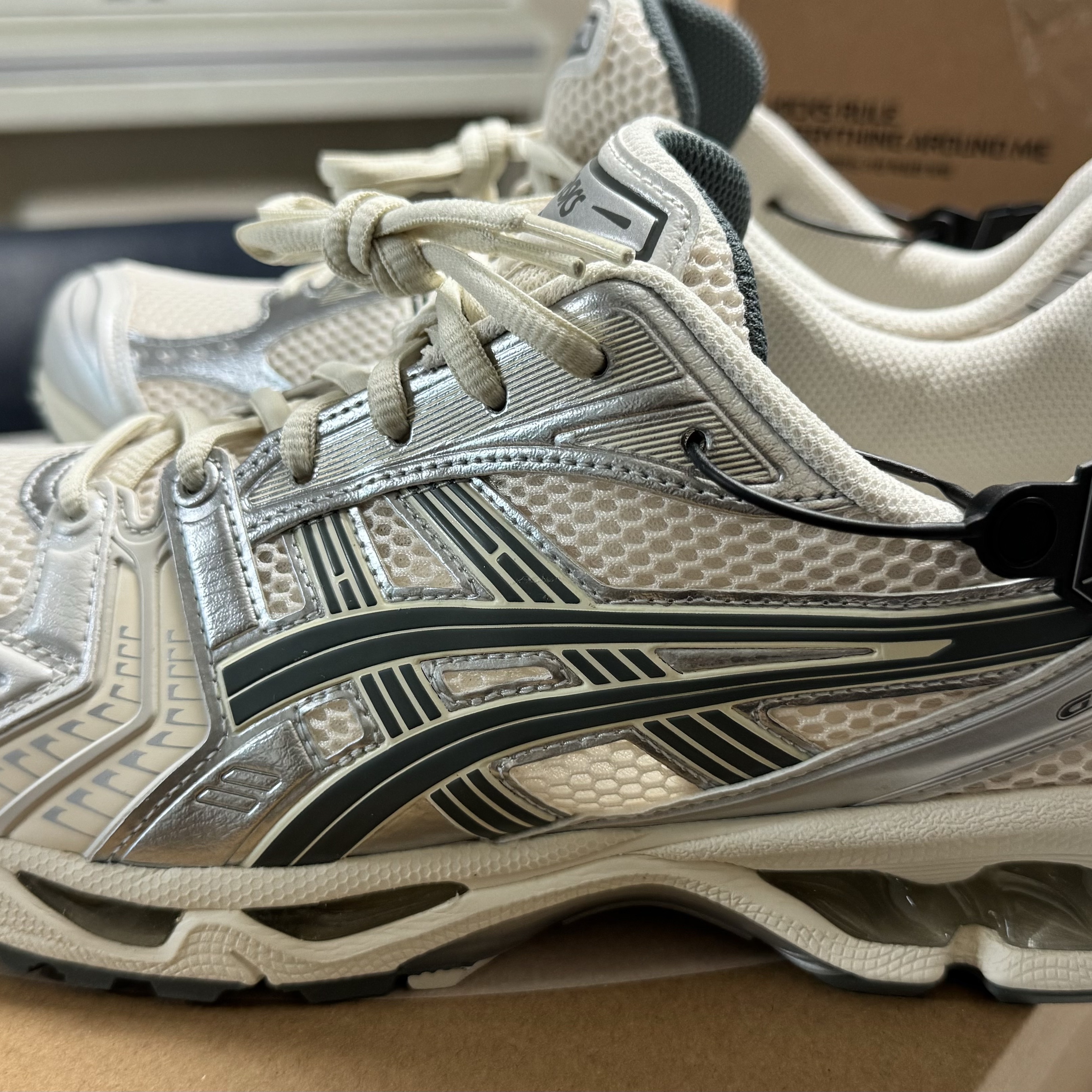 Asics Gel-Kayano 14 Birch Dark Pewter 착용 스타일 - 2