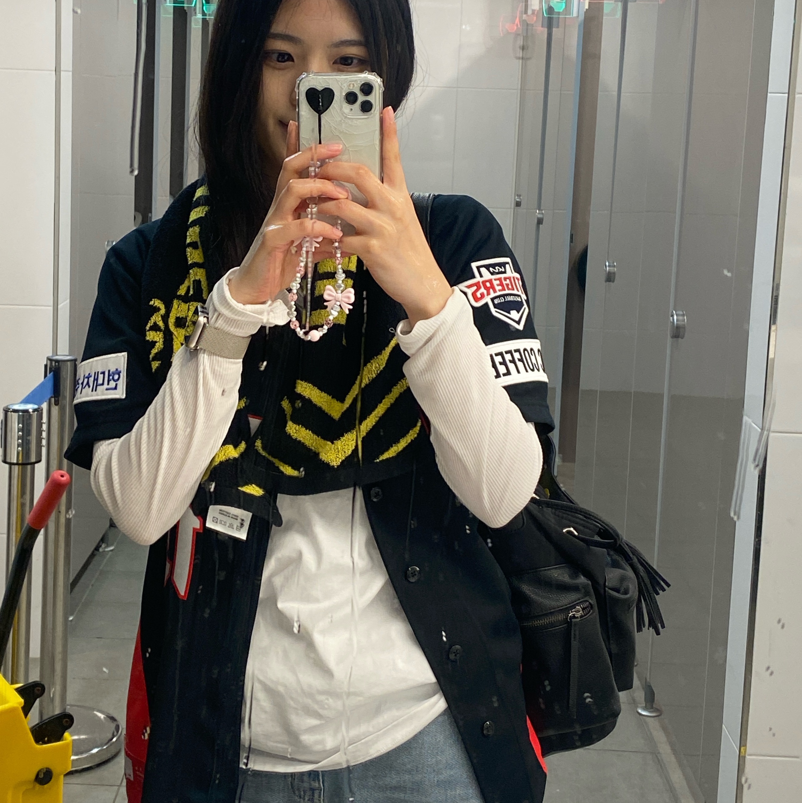 Kia Tigers x IAB Studio 24 Authentic Away Uniform Black (Non Marking Ver.), AMI de Coeur T-Shirt White 착용 스타일