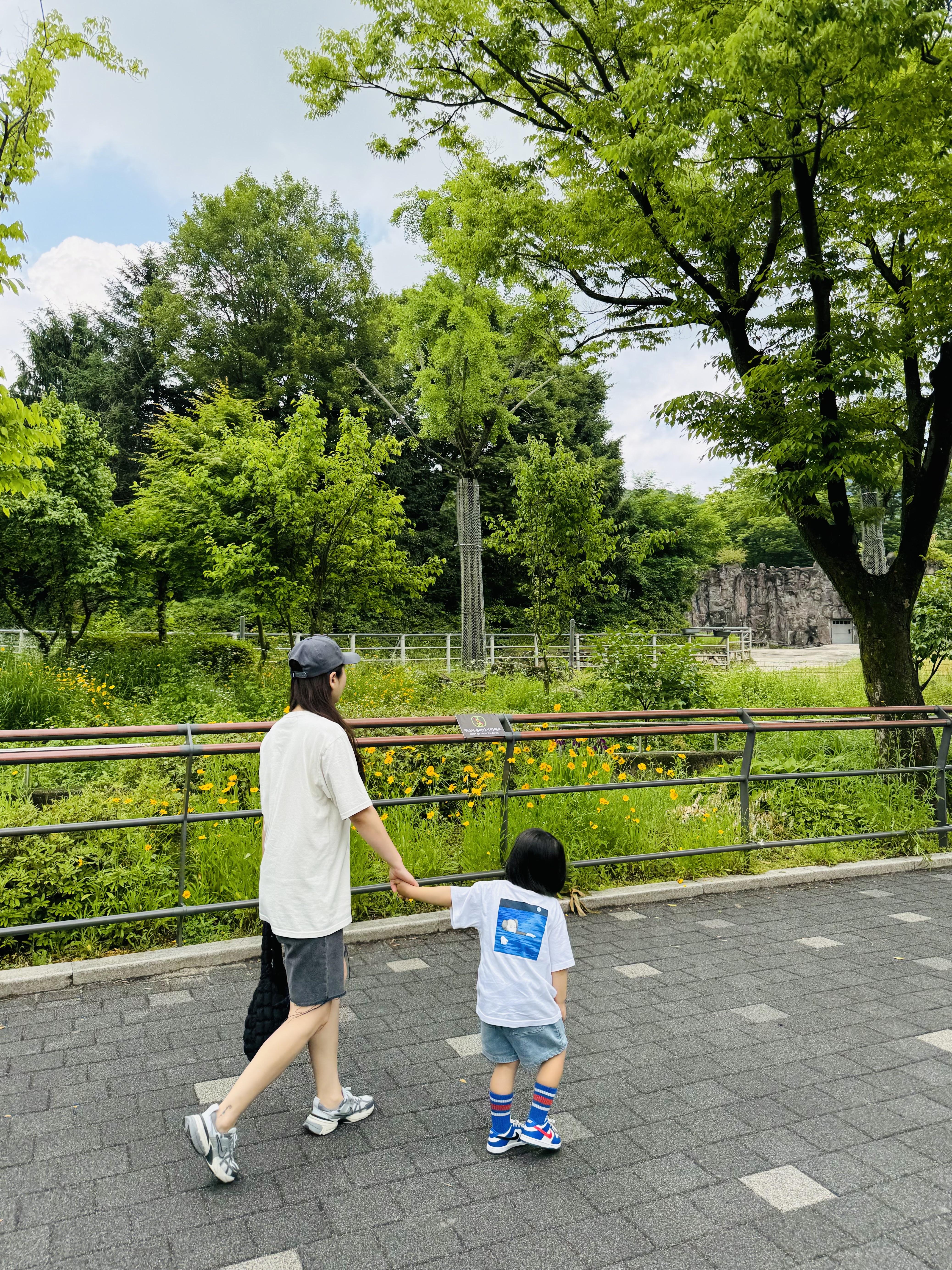 (Kids) Uniqlo UT x Kaws Short Sleeve Graphic T-Shirt White, (TD) Nike Dunk Low Bright Crimson Game Royal 착용 스타일 - 5