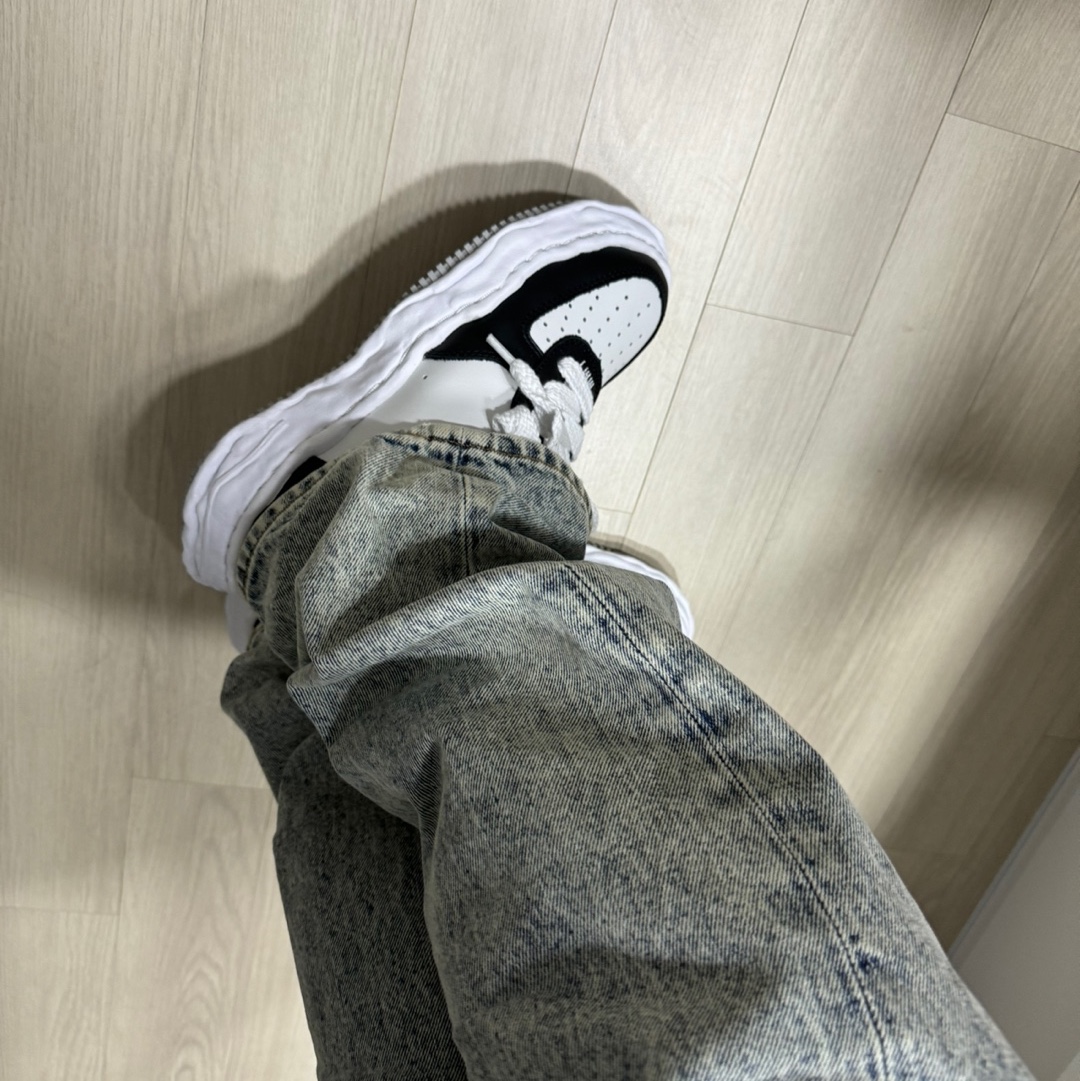 Maison Mihara Yasuhiro Wayne OG Sole Leather Low-top Sneakers Black White 착용 스타일