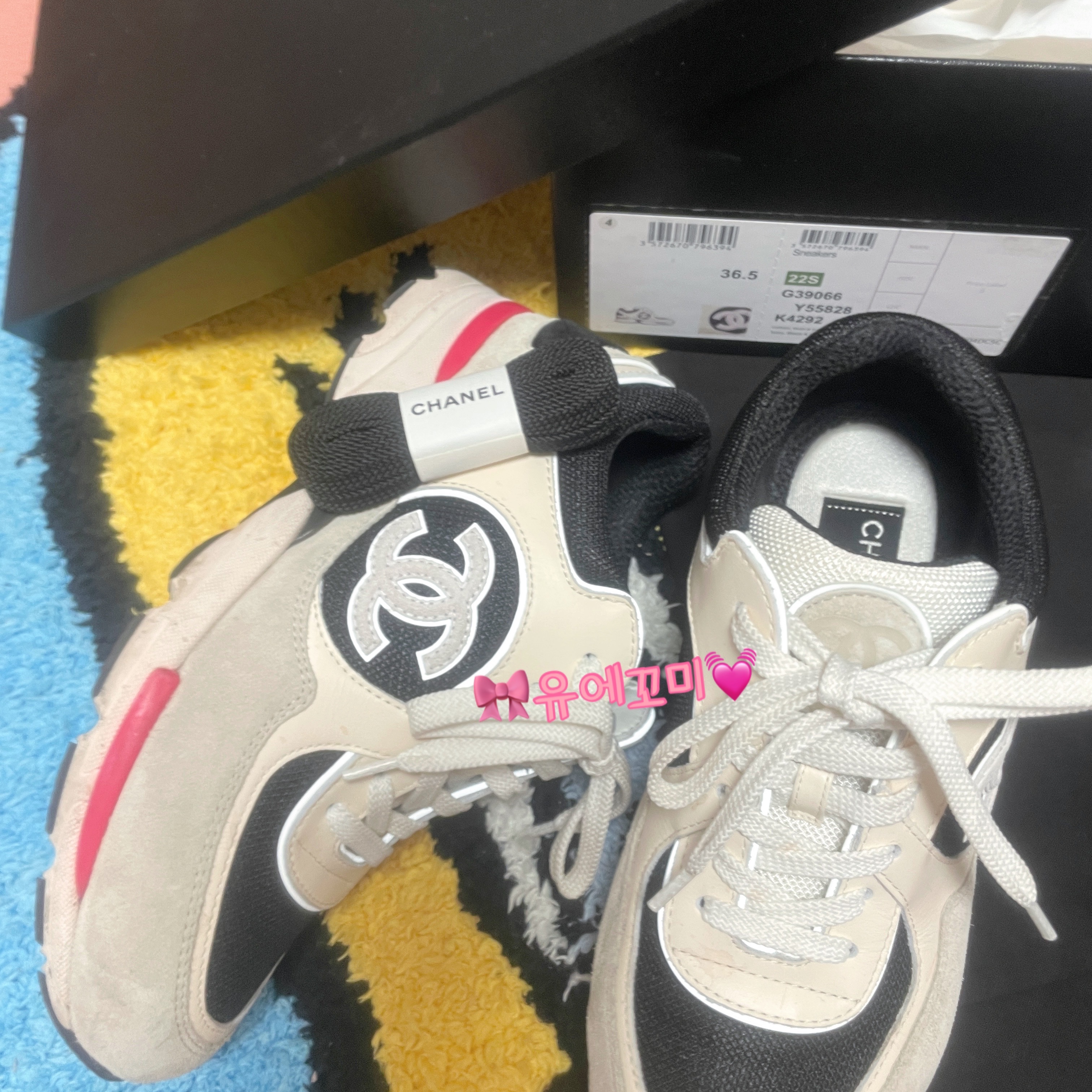 (W) Chanel Sneakers Mesh Suede Calfskin & Ivory Black Beige 착용 스타일 - 1