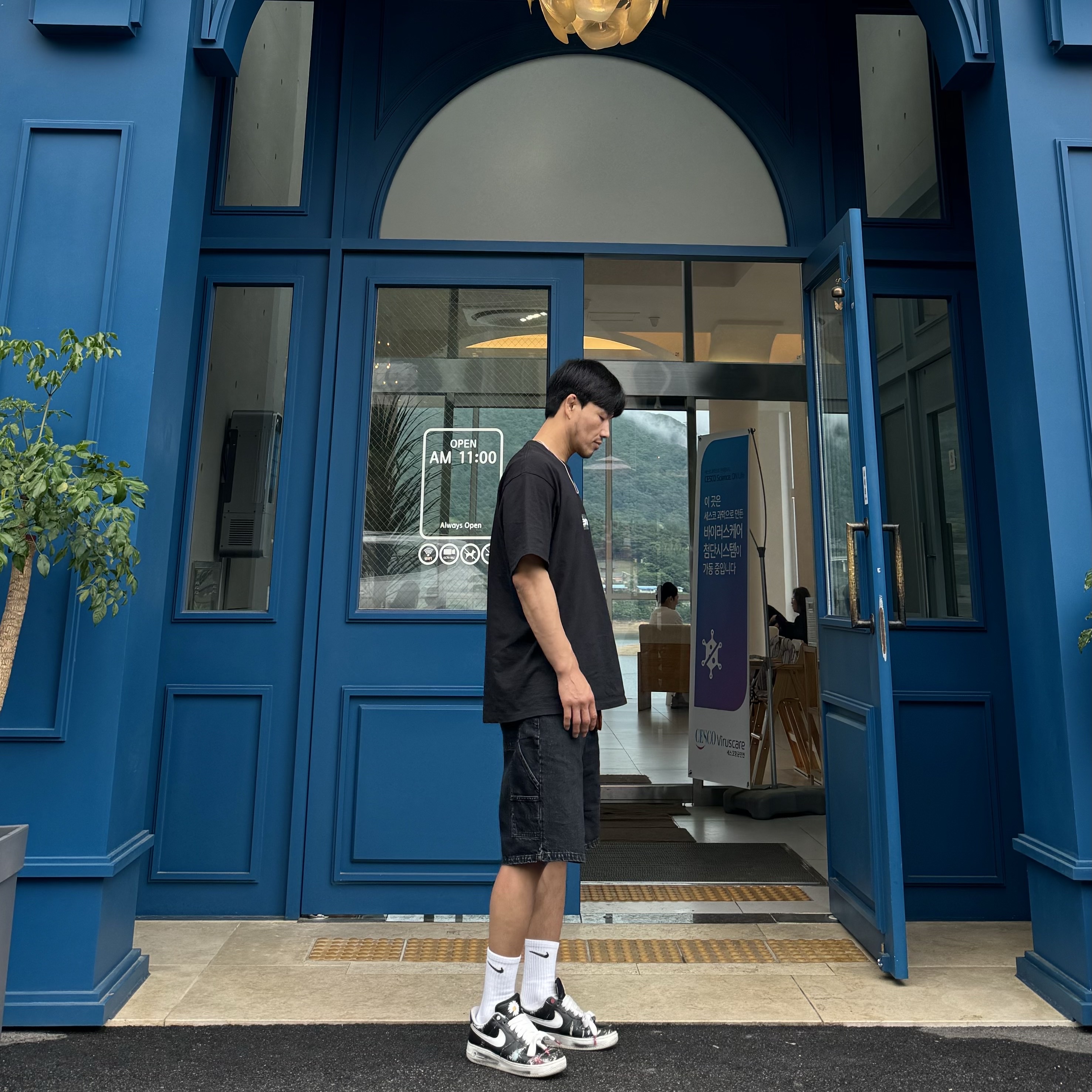 Supreme Box Logo T-Shirt Black - 23FW, Supreme x Nike Denim Short Black - 24SS 착용 스타일 - 2