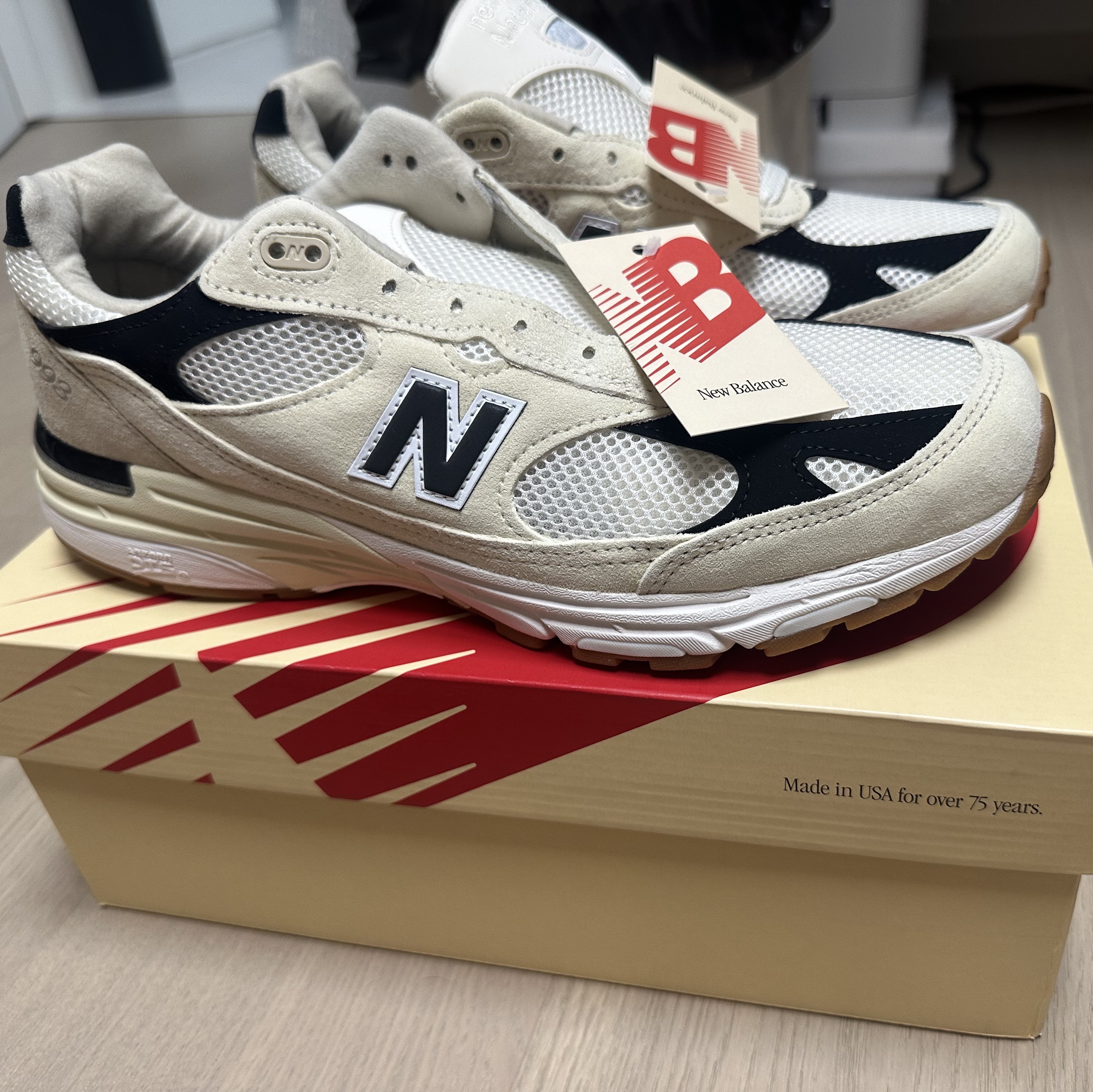 New Balance 993 Made in USA Sea Salt Black 착용 스타일 - 1