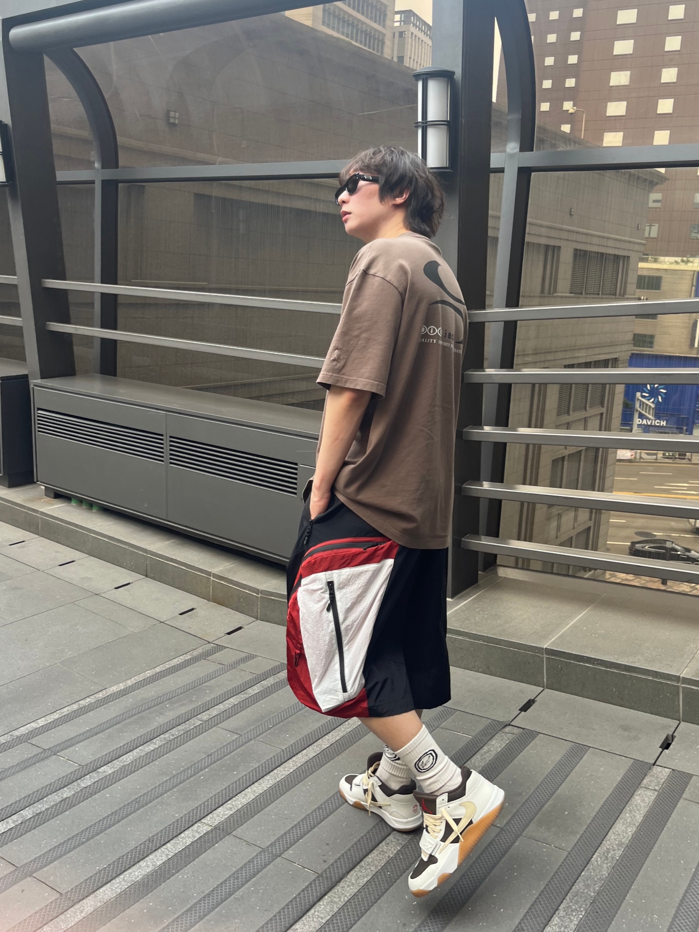 Jordan x Travis Scott T-Shirts Palomino (DZ5510-274), Jordan x Travis Scott Jumpman Jack TR Sail and Dark Mocha 착용 스타일 - 1
