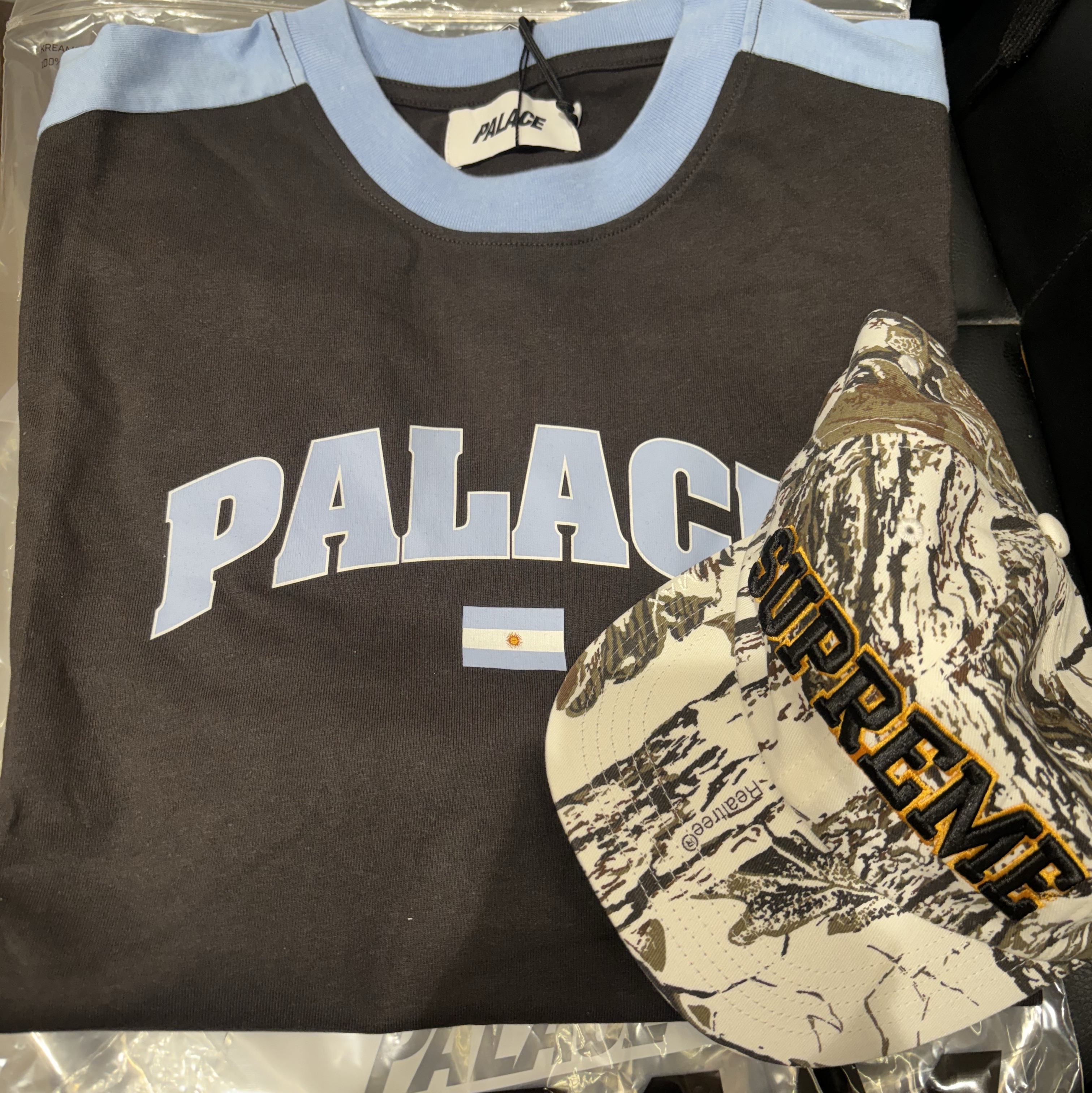Palace Flag T-Shirt Black - 24SS, Supreme Difference 6-Panel Snow Camo - 24SS 착용 스타일