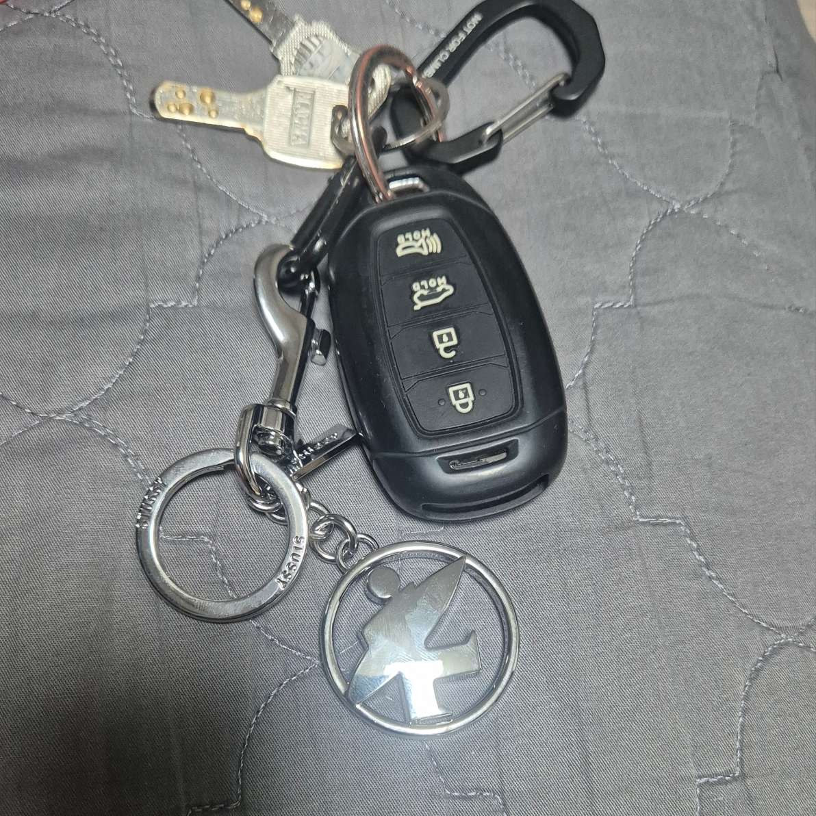 Stussy Surfman Keychain Silver 착용 스타일