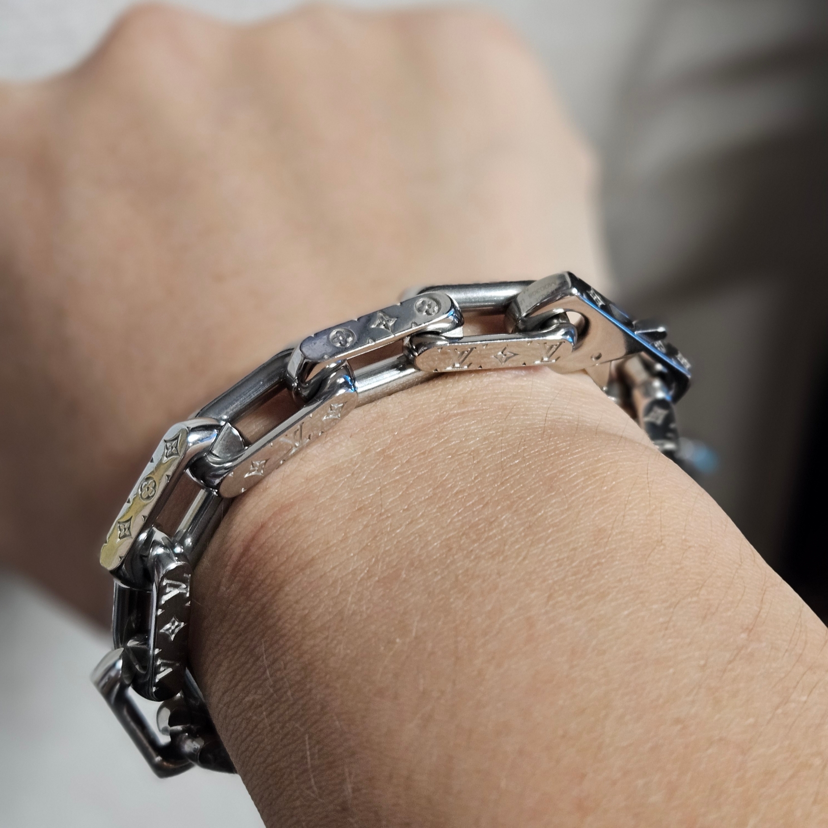 Louis Vuitton Monogram Chain Bracelet Silver 착용 스타일 - 2