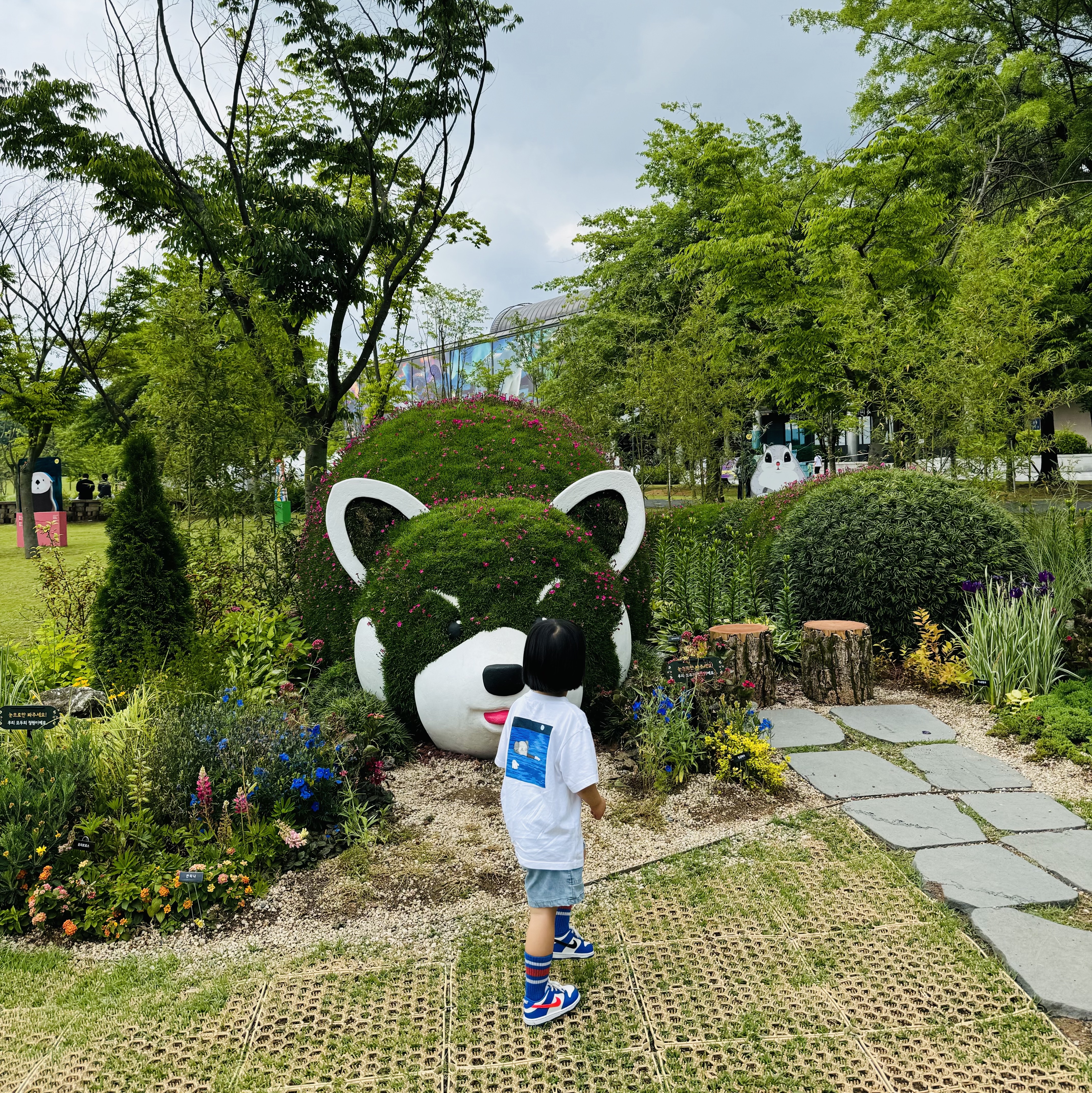 (Kids) Uniqlo UT x Kaws Short Sleeve Graphic T-Shirt White, (TD) Nike Dunk Low Bright Crimson Game Royal 착용 스타일 - 4