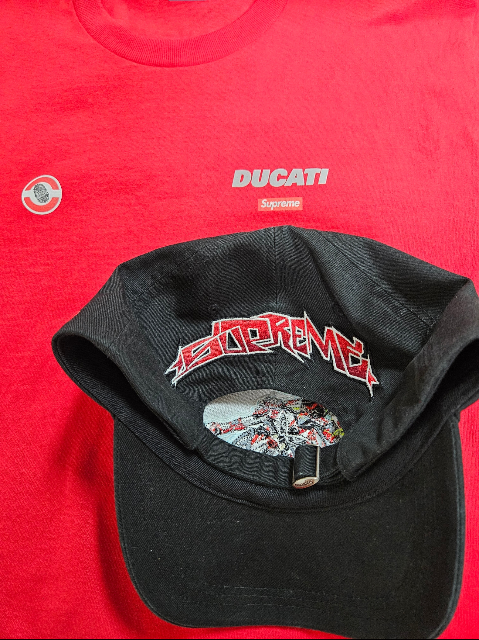 Supreme x Ducati 6-Panel Black - 24SS, Supreme x Ducati Logos T-Shirt Red - 24SS 착용 스타일 - 2
