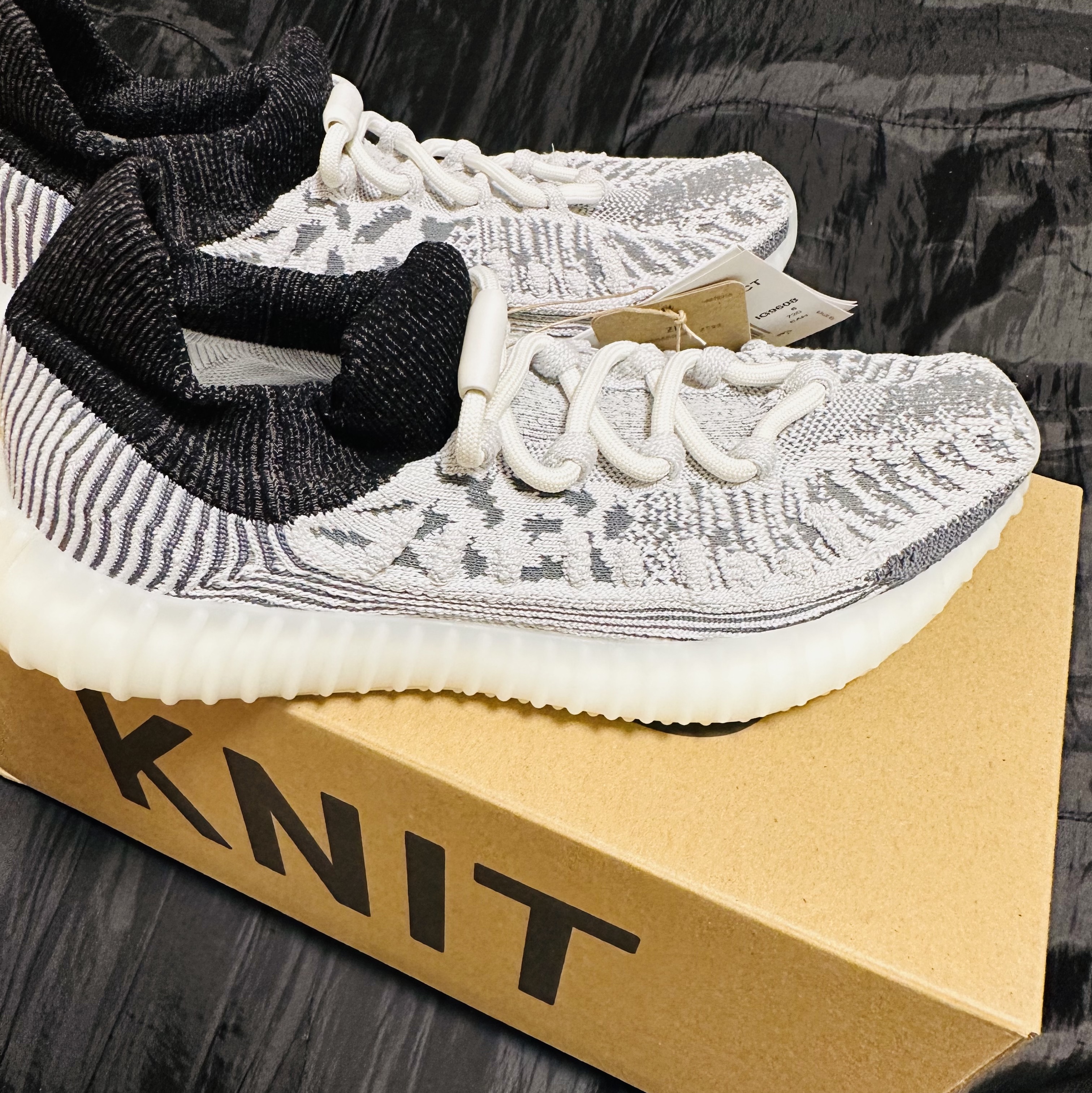 Adidas Yeezy 350 V2 CMPCT Slate White 착용 스타일 - 4