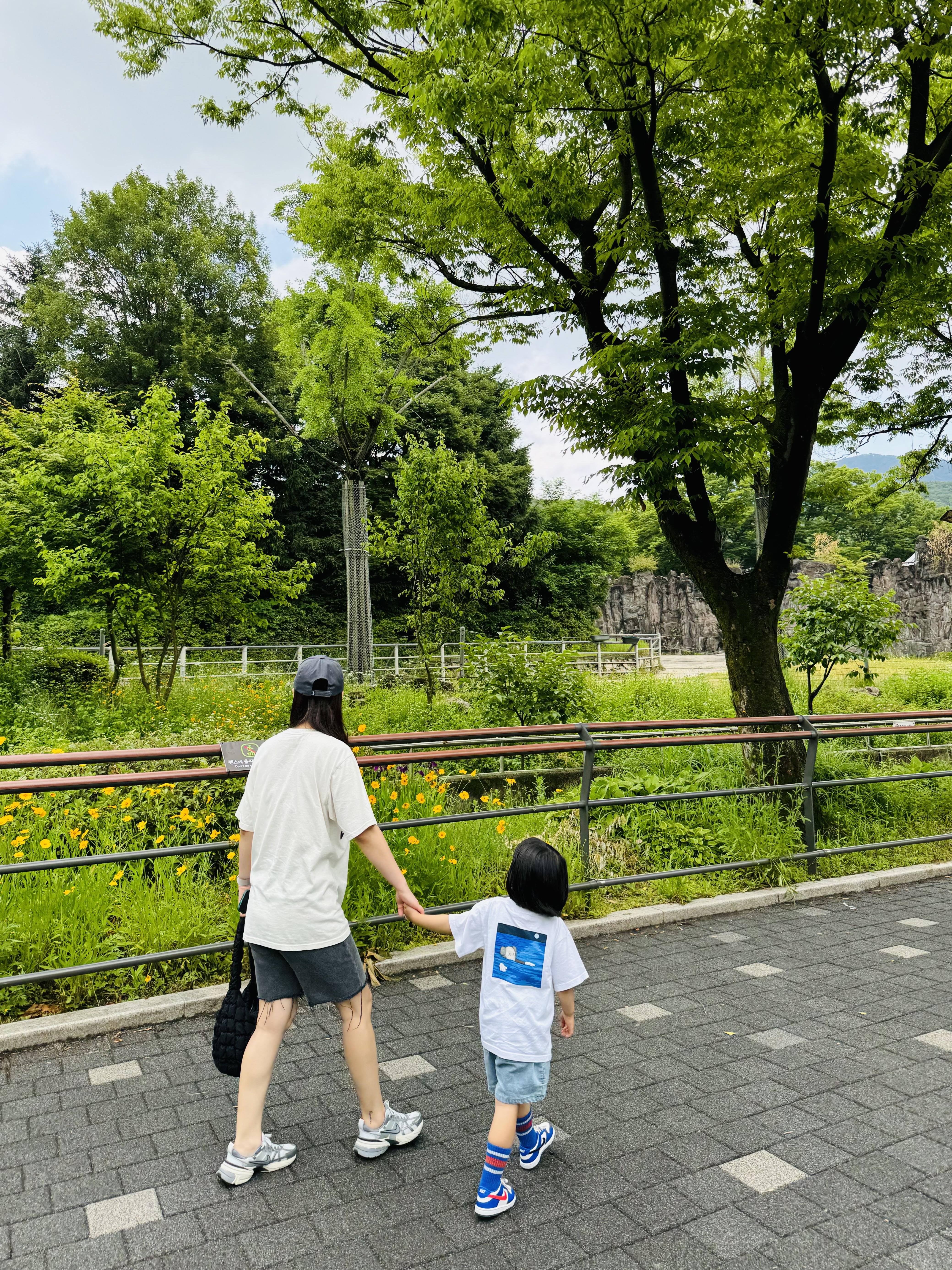 (Kids) Uniqlo UT x Kaws Short Sleeve Graphic T-Shirt White, (TD) Nike Dunk Low Bright Crimson Game Royal 착용 스타일 - 4