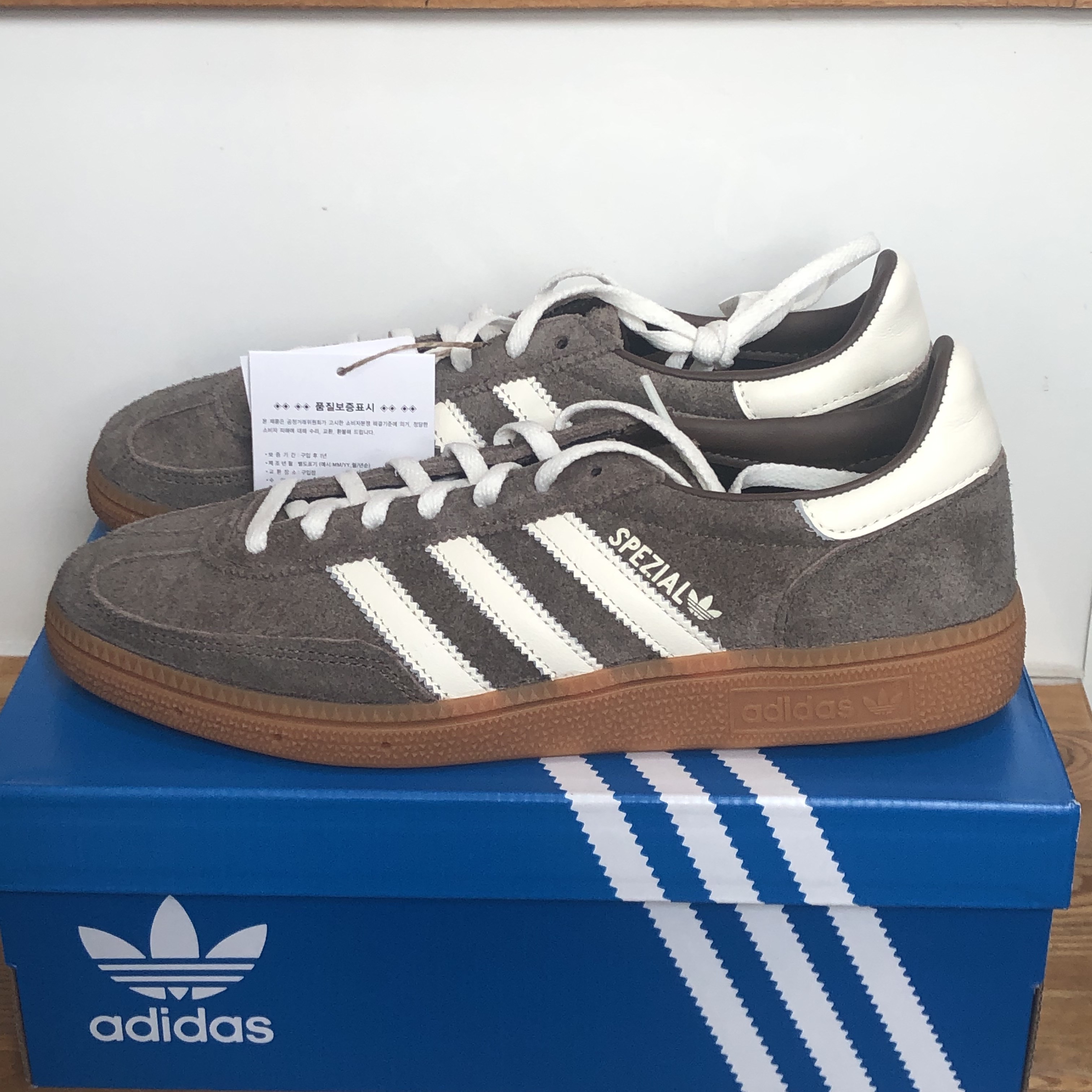 (W) Adidas Spezial Handball Earth Strata Off White 착용 스타일
