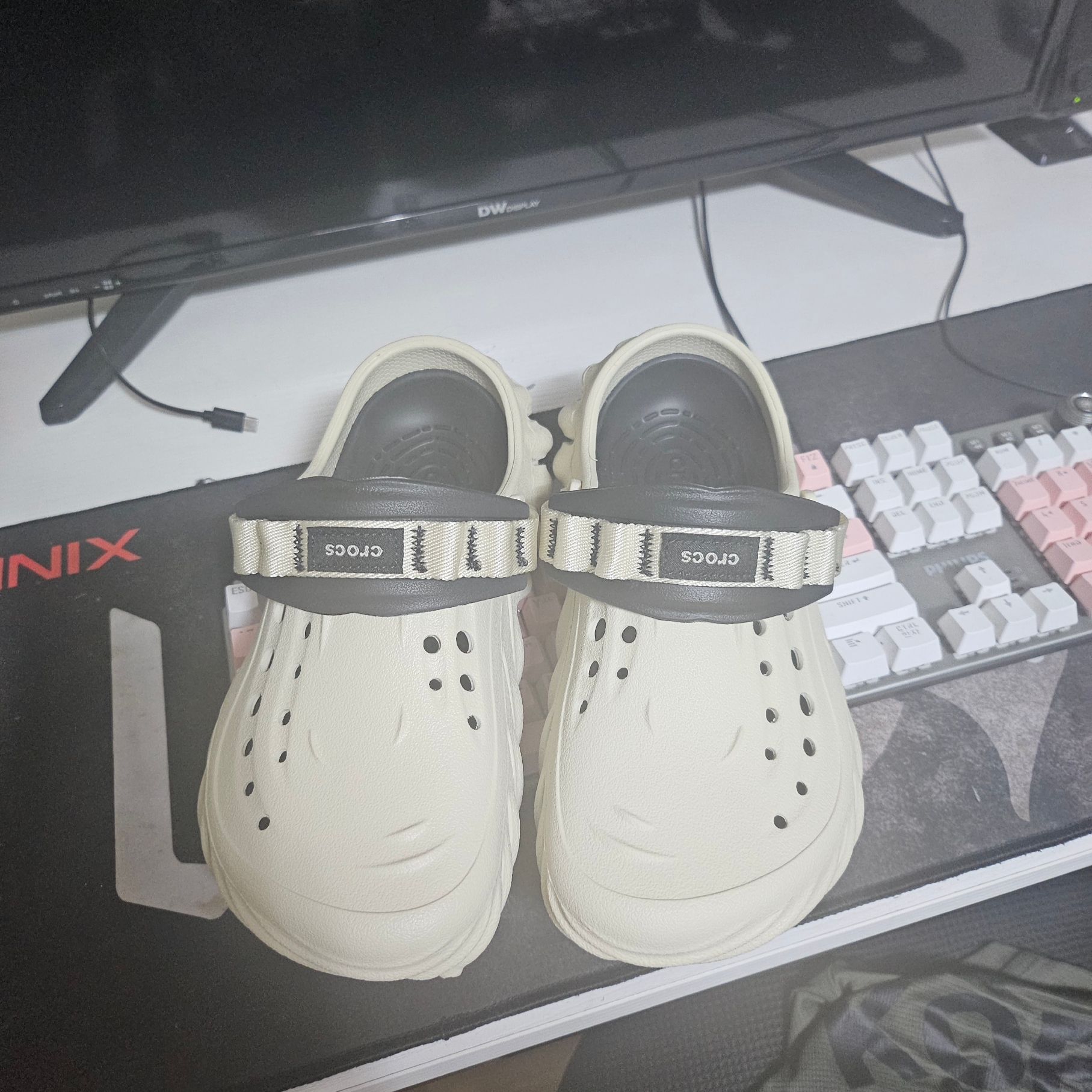Crocs Echo Clog Bone Black 착용 스타일