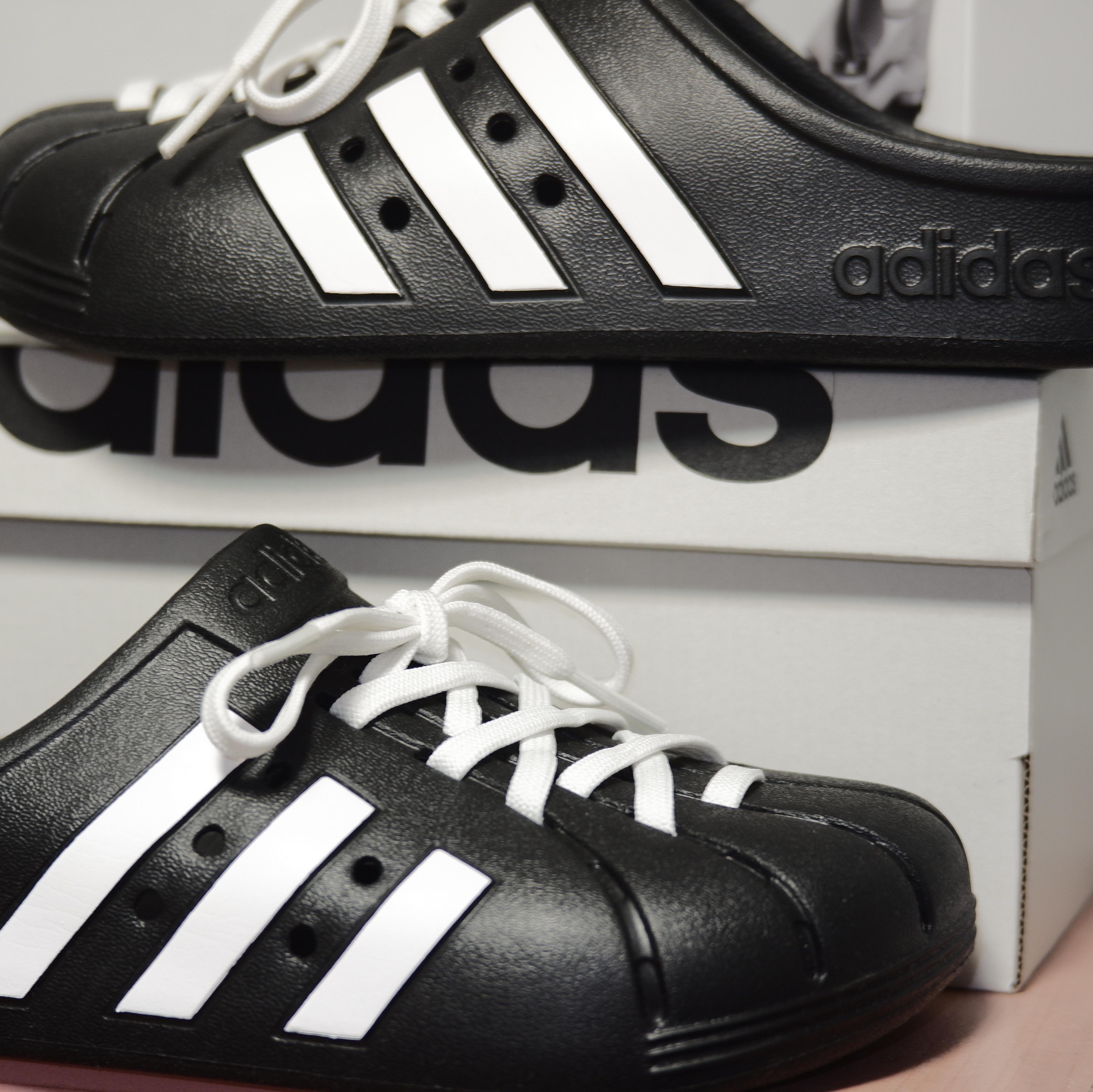 Adidas Adilette Clog Black White 착용 스타일 - 1