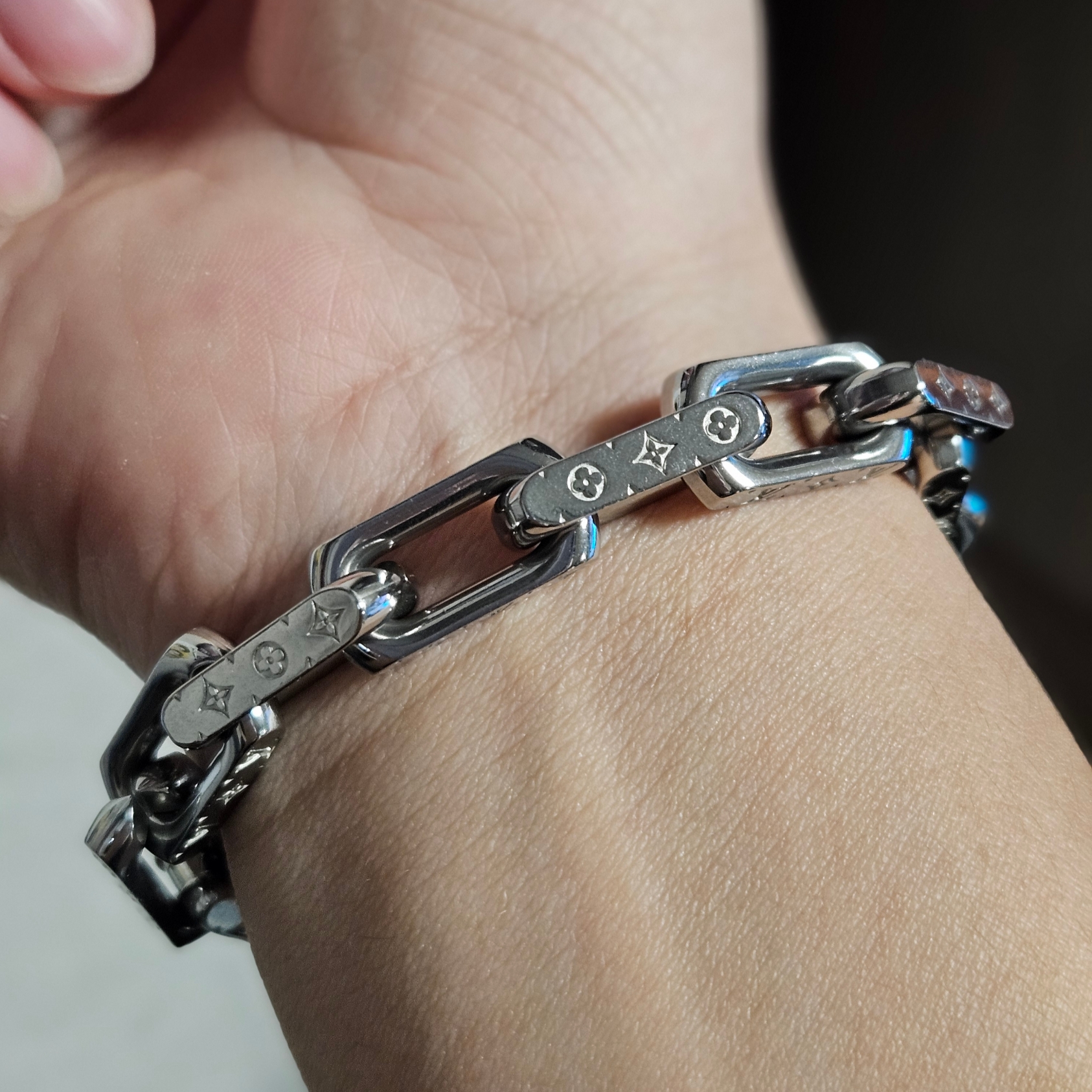 Louis Vuitton Monogram Chain Bracelet Silver 착용 스타일 - 1