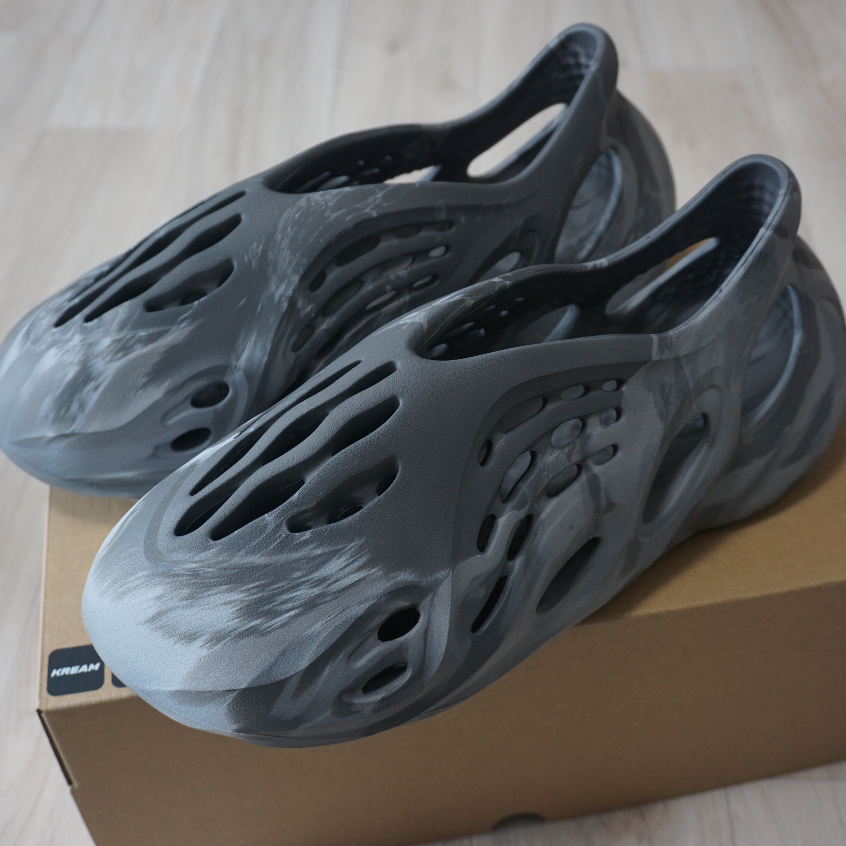 Adidas Yeezy Foam RNNR MX Granite 착용 스타일
