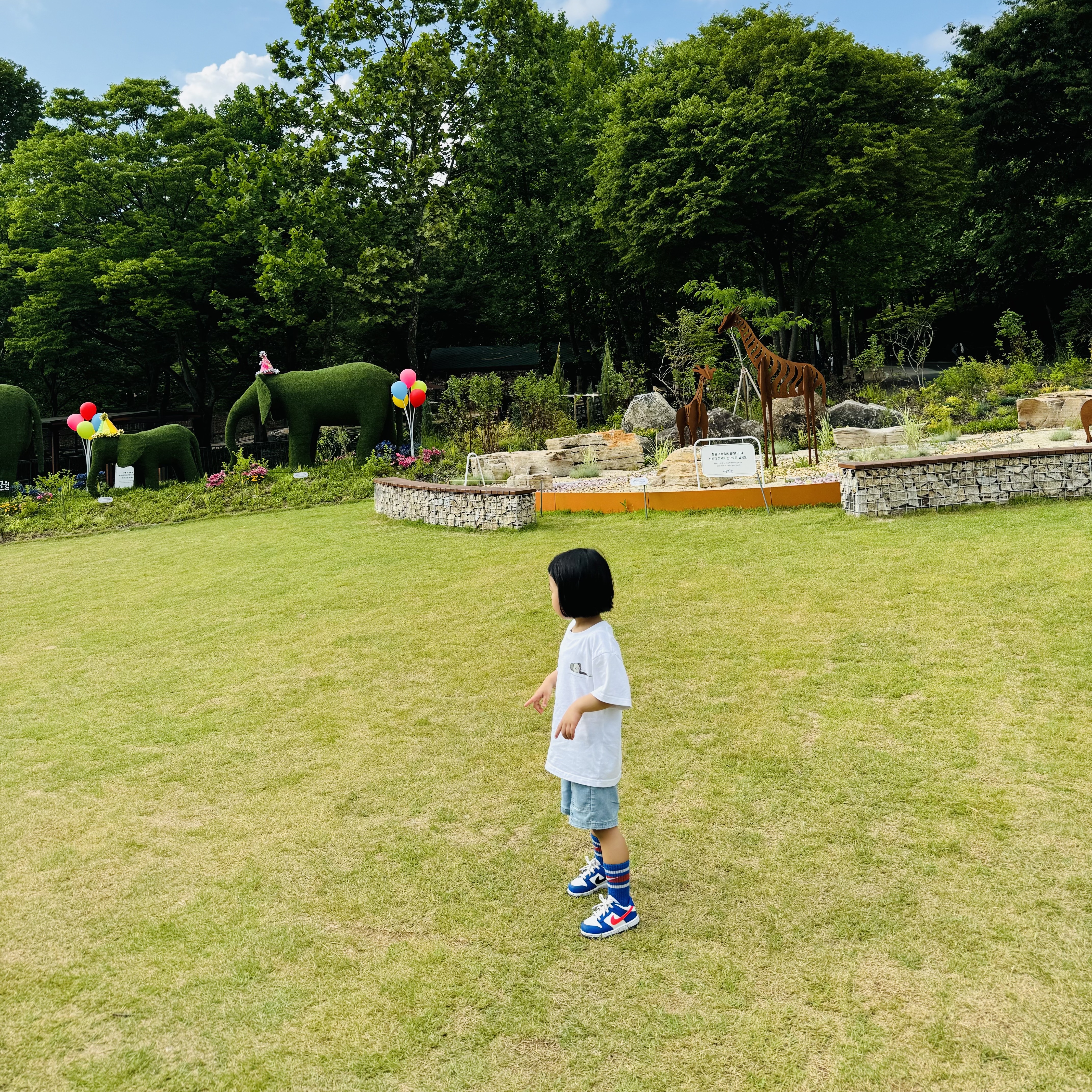 (Kids) Uniqlo UT x Kaws Short Sleeve Graphic T-Shirt White, (TD) Nike Dunk Low Bright Crimson Game Royal 착용 스타일 - 2