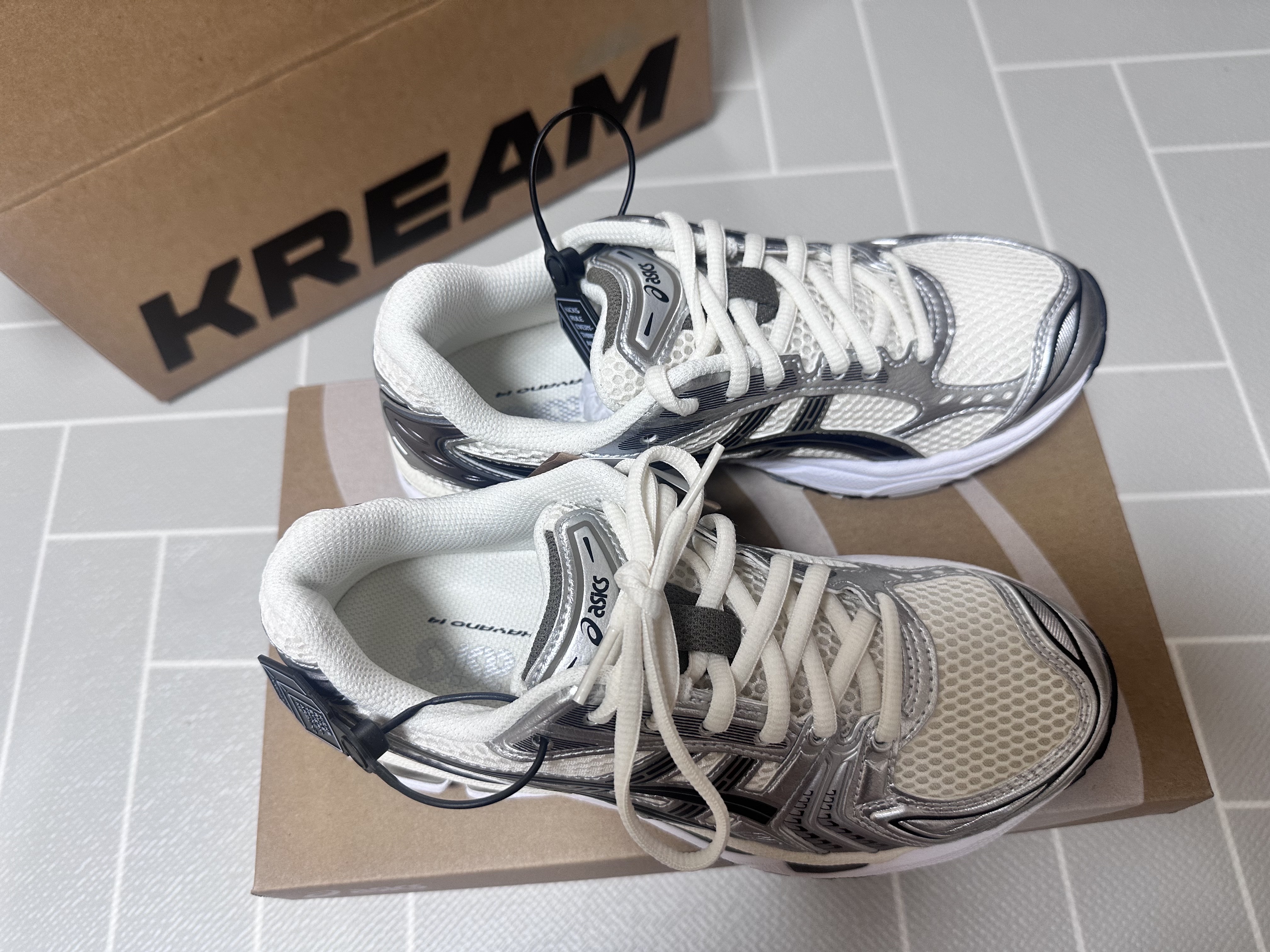 Asics Gel-Kayano 14 Cream Black 착용 스타일 - 1