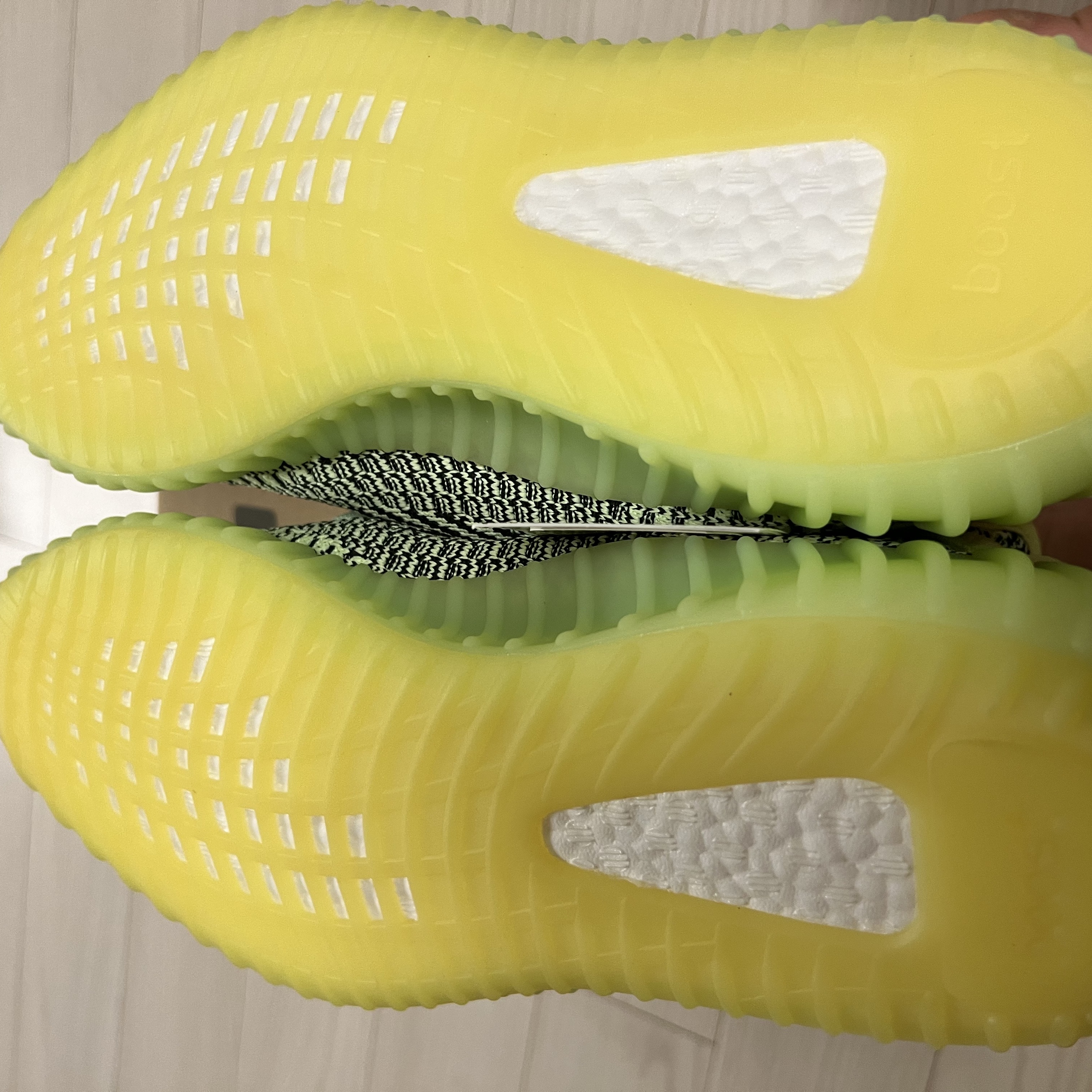 Adidas Yeezy Boost 350 V2 Yeezreel - Non-Reflective 착용 스타일 - 3