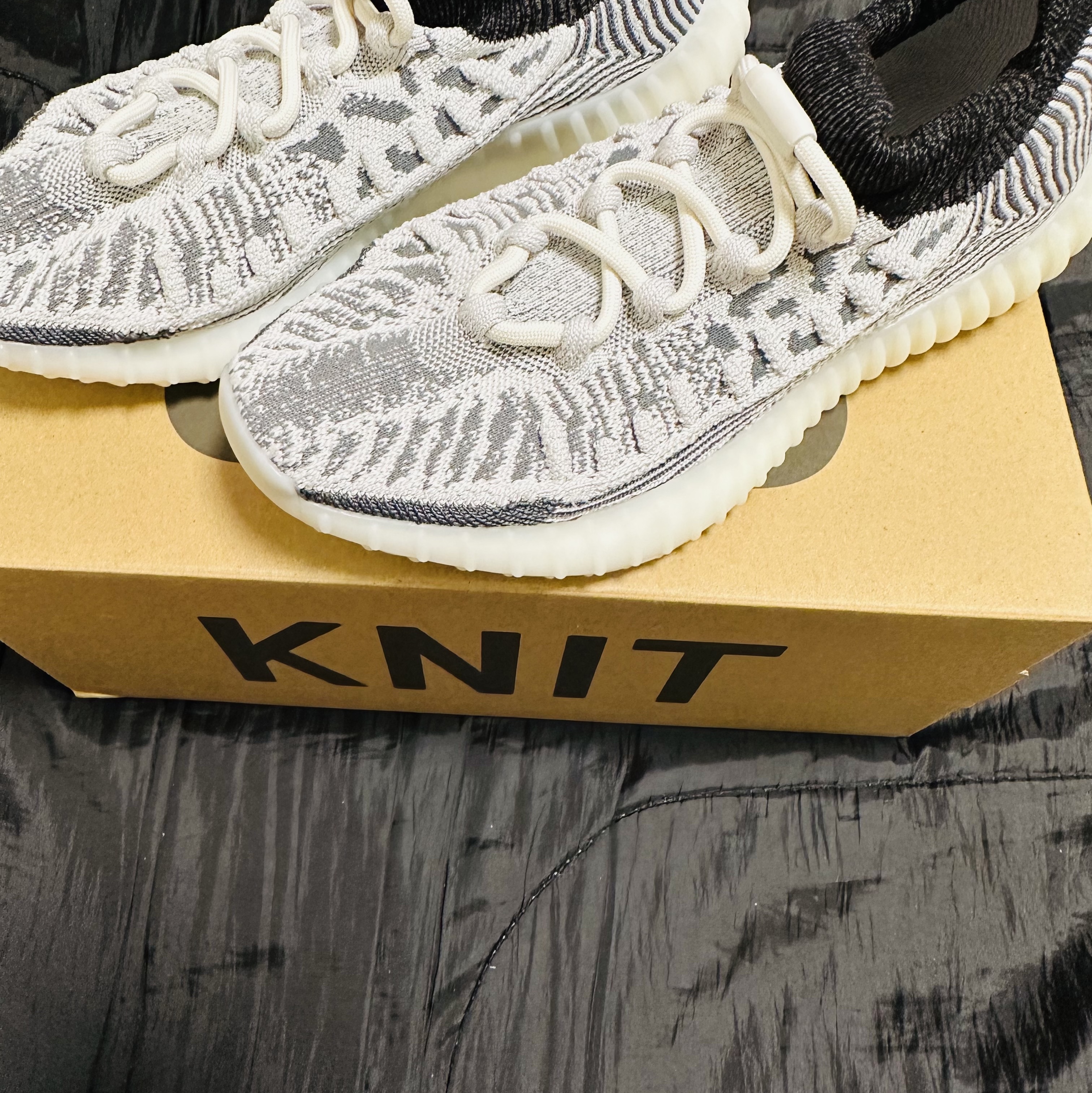 Adidas Yeezy 350 V2 CMPCT Slate White 착용 스타일 - 1