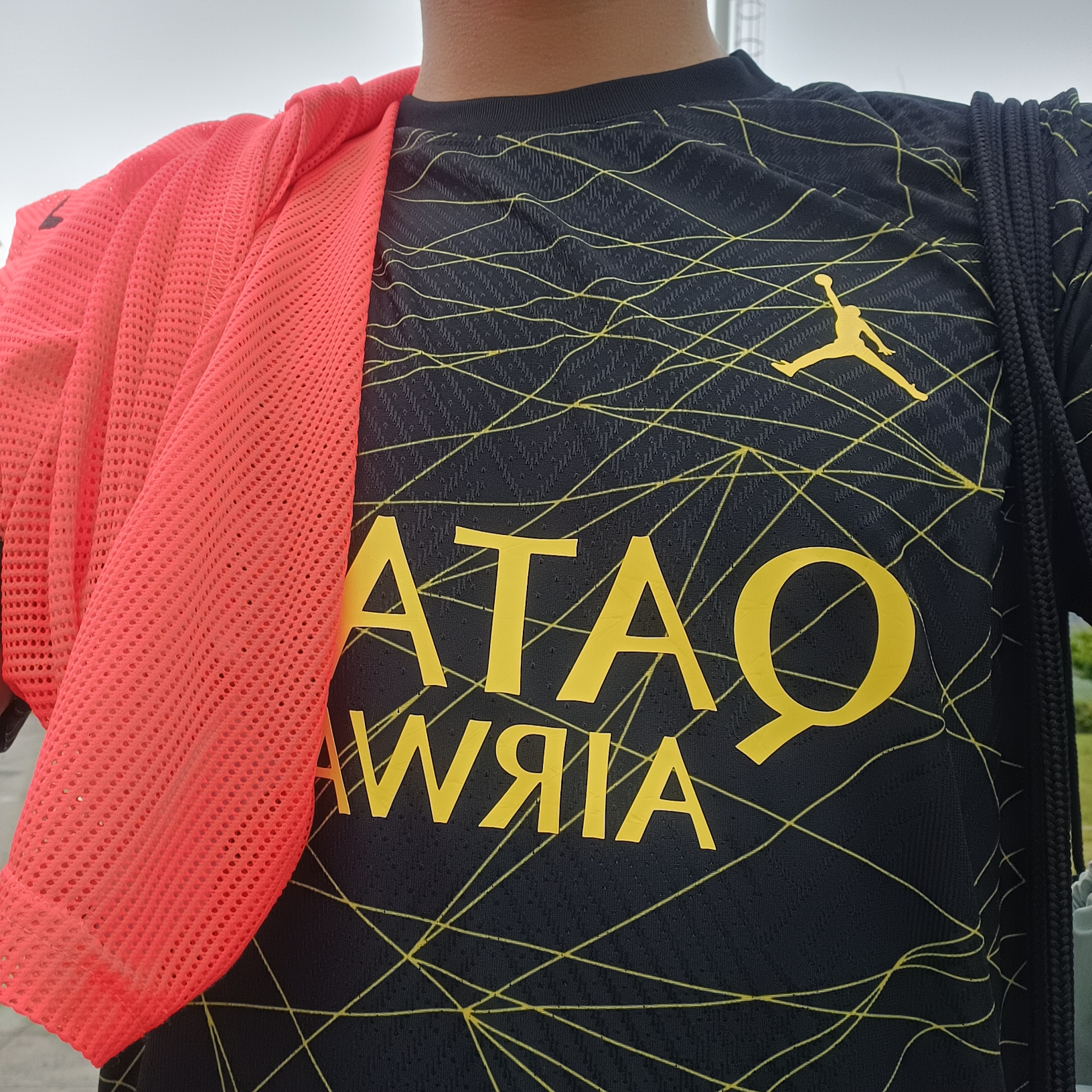 Jordan x Paris Saint-Germain 2022/23 Dri-Fit ADV Match 4th Jersey Black Tour Yellow (Non Marking Ver.), Adidas Alphabounce Slide Yellow Black 착용 스타일 - 2