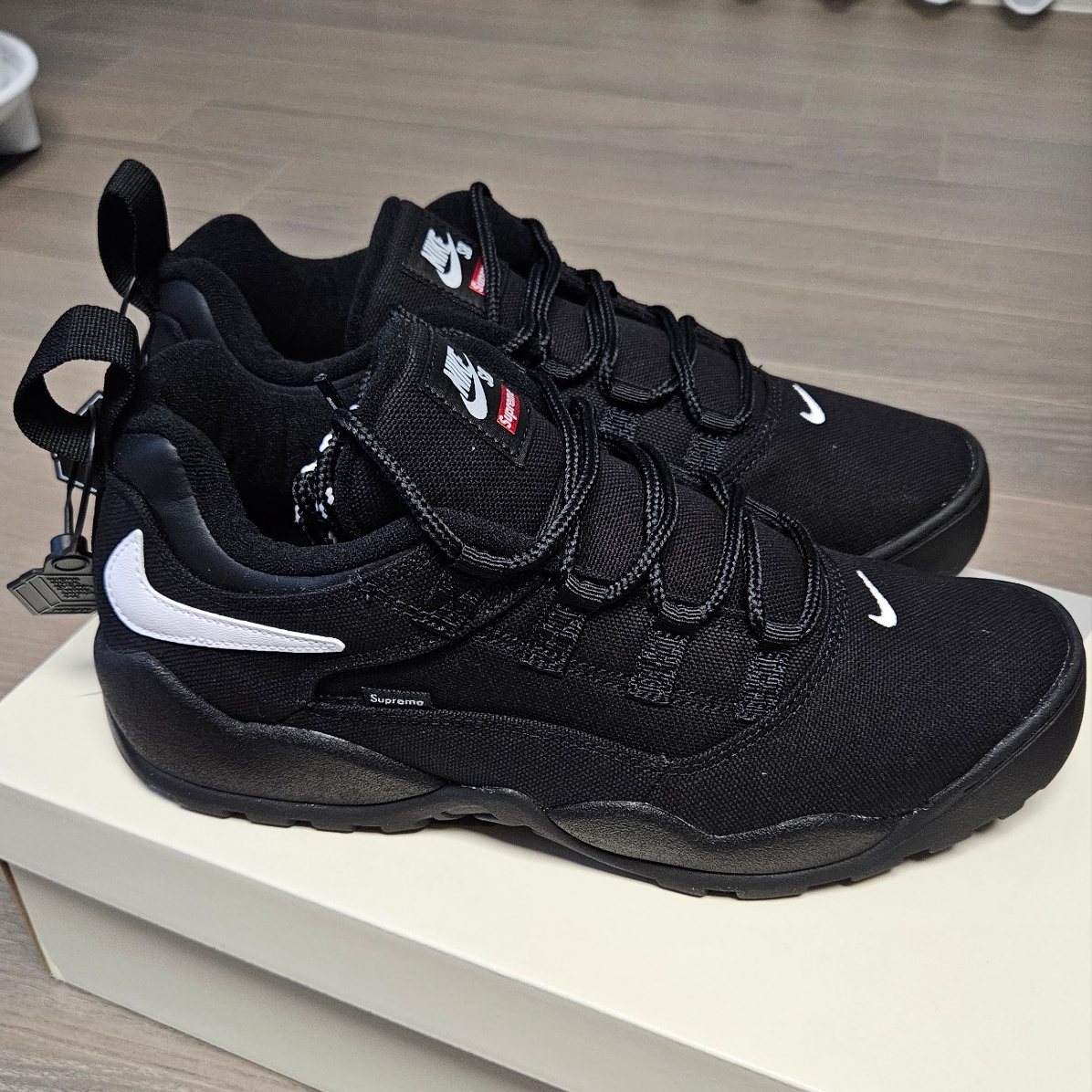 Nike x Supreme SB Darwin Low Black 착용 스타일 - 3