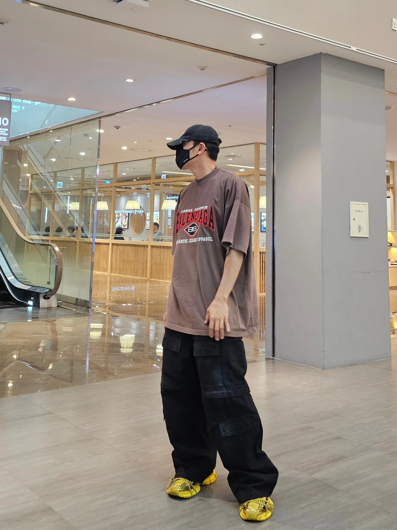 Balenciaga Large Cargo Pants Black, Balenciaga 3XL Sneakers Yellow Black 착용 스타일 - 4
