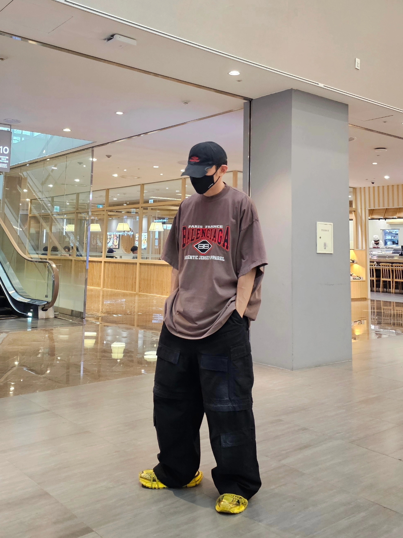 Balenciaga Large Cargo Pants Black, Balenciaga 3XL Sneakers Yellow Black 착용 스타일 - 2